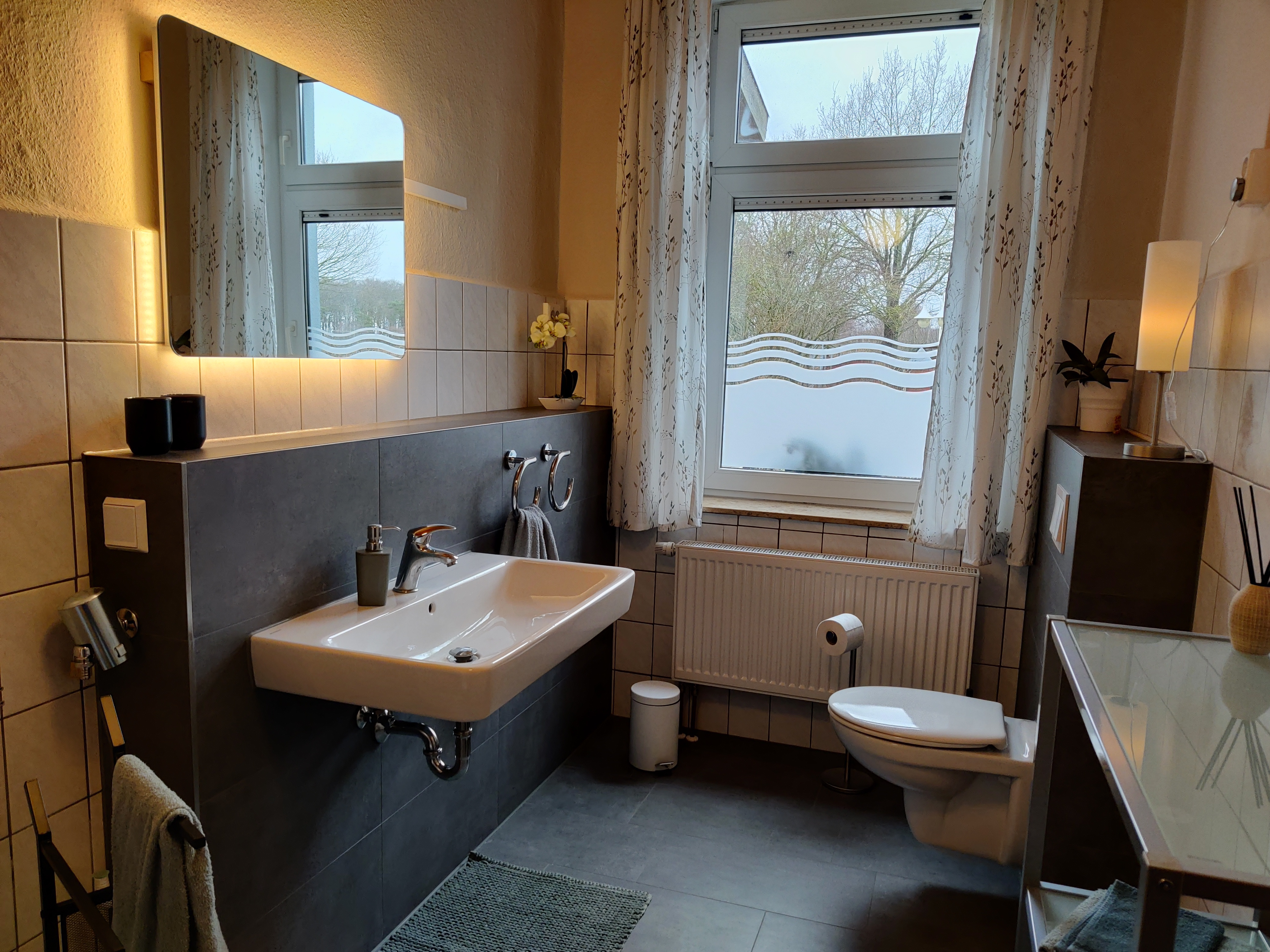 System.Collections.Generic.List`1[BluePillow.Application.SearchEngine.Dto.PhotoDto]?.ElementAt(3)?.Caption