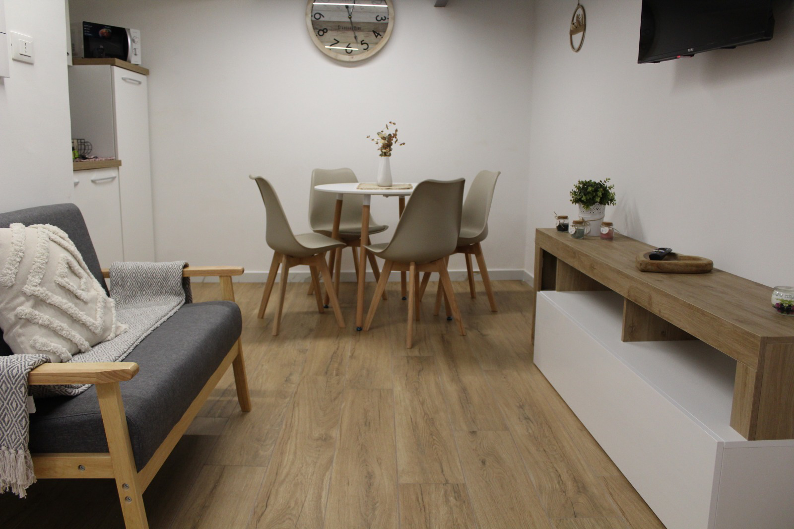 System.Collections.Generic.List`1[BluePillow.Application.SearchEngine.Dto.PhotoDto]?.ElementAt(0)?.Caption