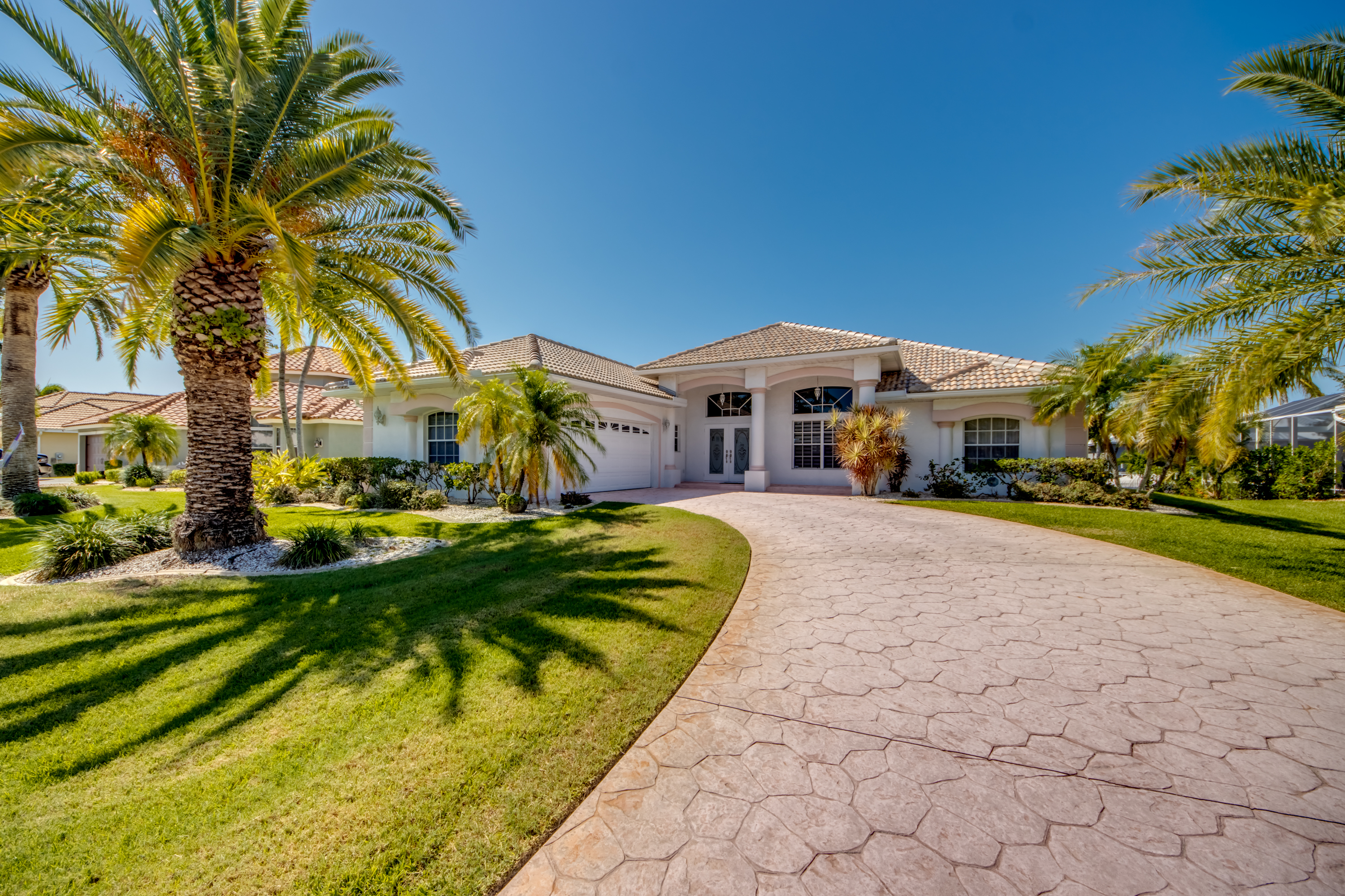 System.Collections.Generic.List`1[BluePillow.Application.SearchEngine.Dto.PhotoDto]?.ElementAt(0)?.Caption