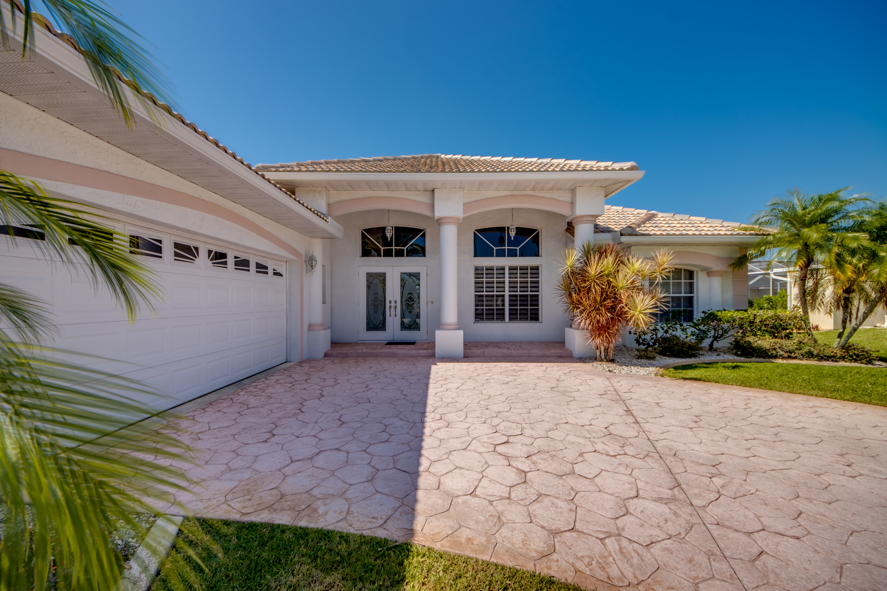 System.Collections.Generic.List`1[BluePillow.Application.SearchEngine.Dto.PhotoDto]?.ElementAt(1)?.Caption