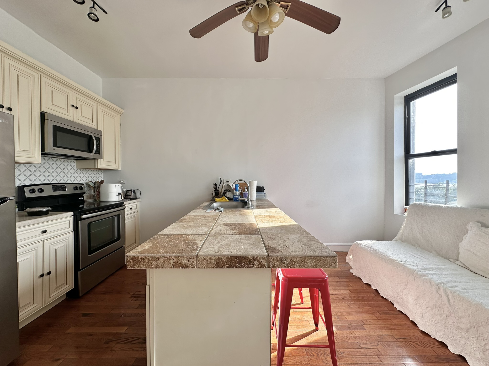 System.Collections.Generic.List`1[BluePillow.Application.SearchEngine.Dto.PhotoDto]?.ElementAt(2)?.Caption