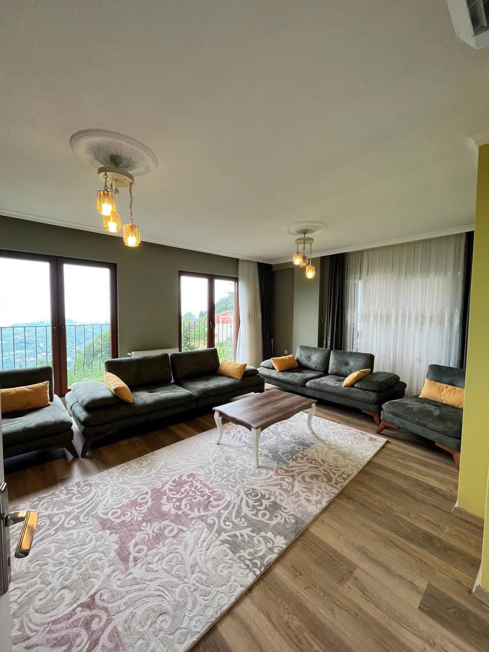 System.Collections.Generic.List`1[BluePillow.Application.SearchEngine.Dto.PhotoDto]?.ElementAt(2)?.Caption