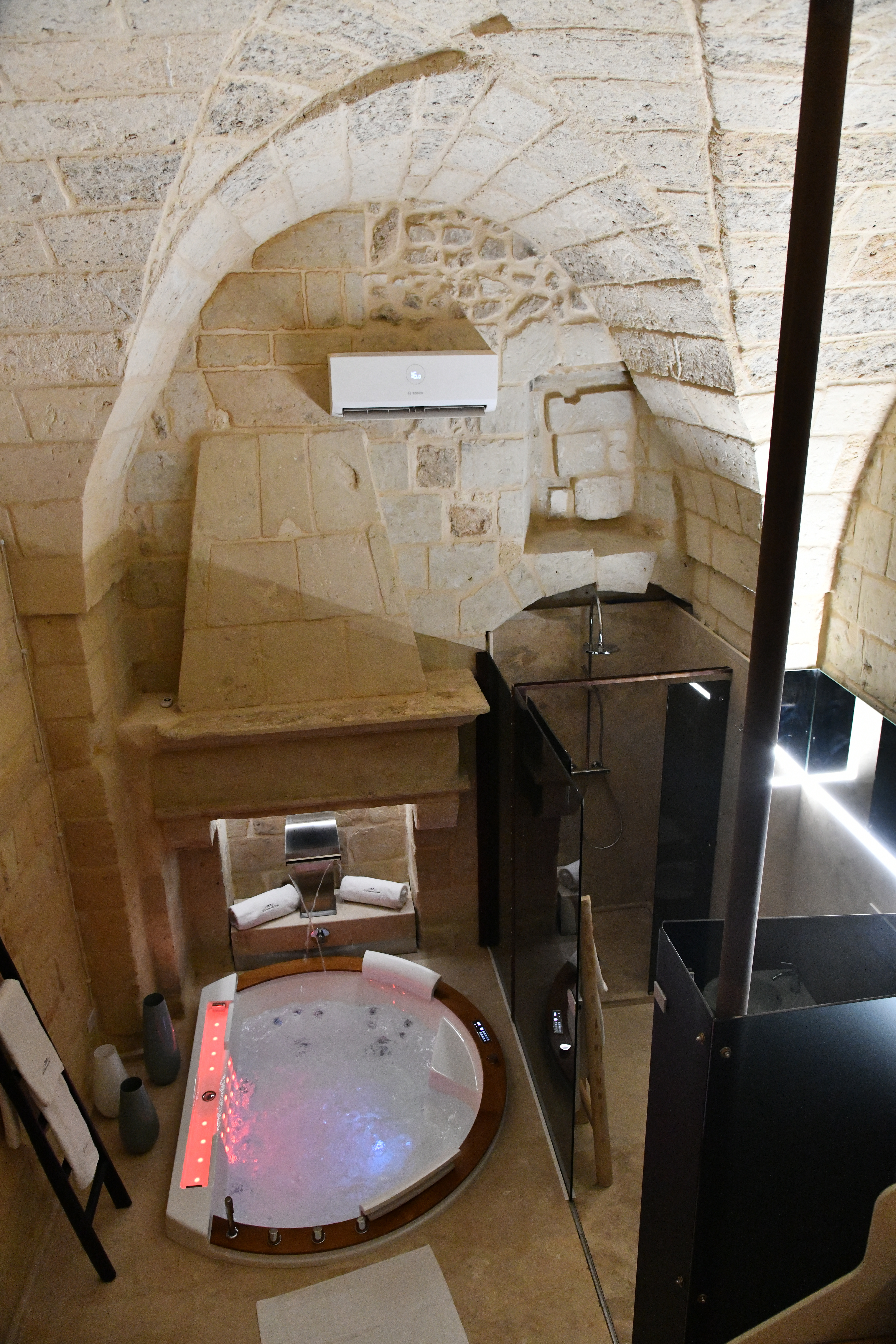 System.Collections.Generic.List`1[BluePillow.Application.SearchEngine.Dto.PhotoDto]?.ElementAt(1)?.Caption