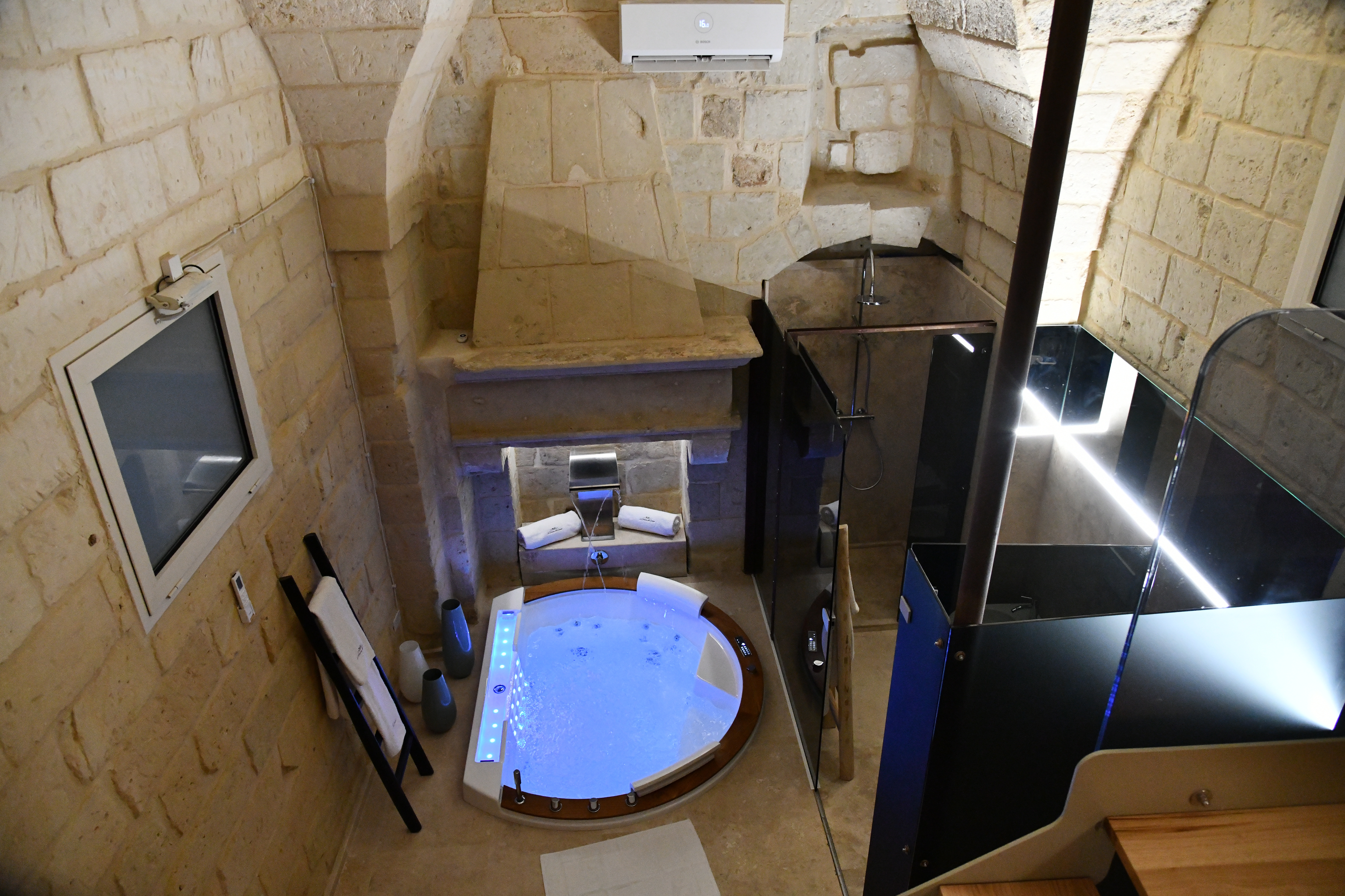 System.Collections.Generic.List`1[BluePillow.Application.SearchEngine.Dto.PhotoDto]?.ElementAt(2)?.Caption