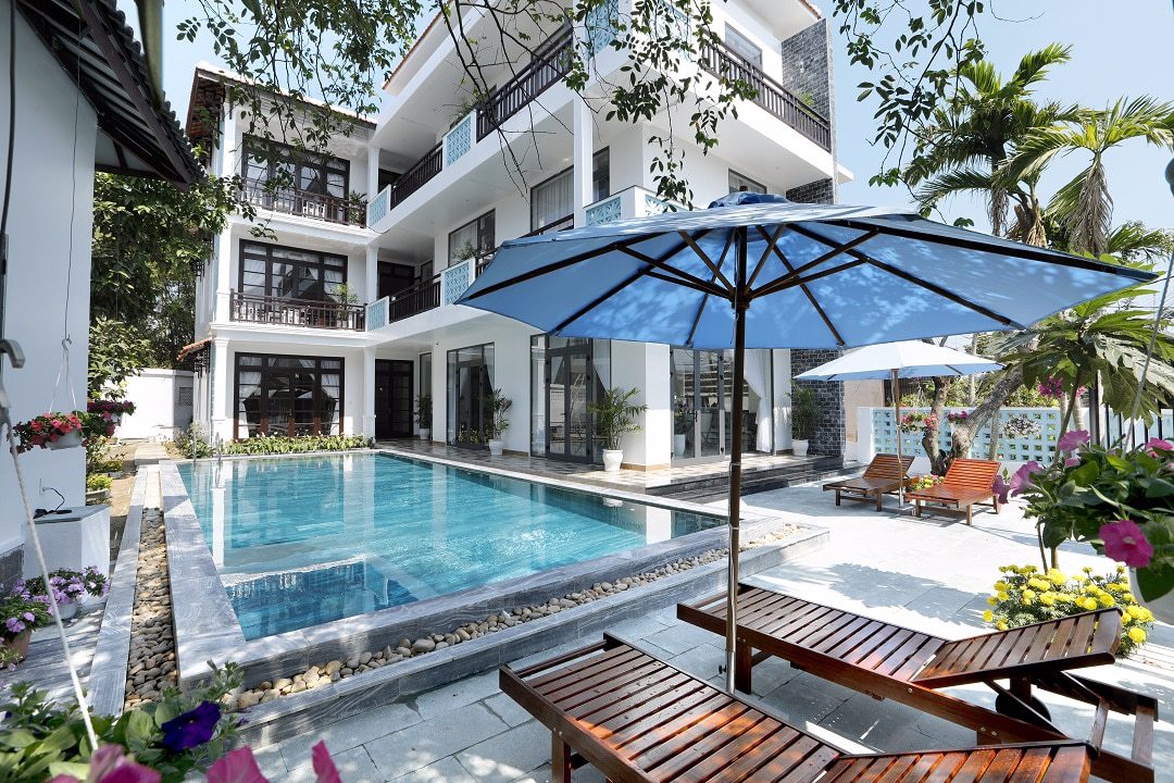 System.Collections.Generic.List`1[BluePillow.Application.SearchEngine.Dto.PhotoDto]?.ElementAt(0)?.Caption