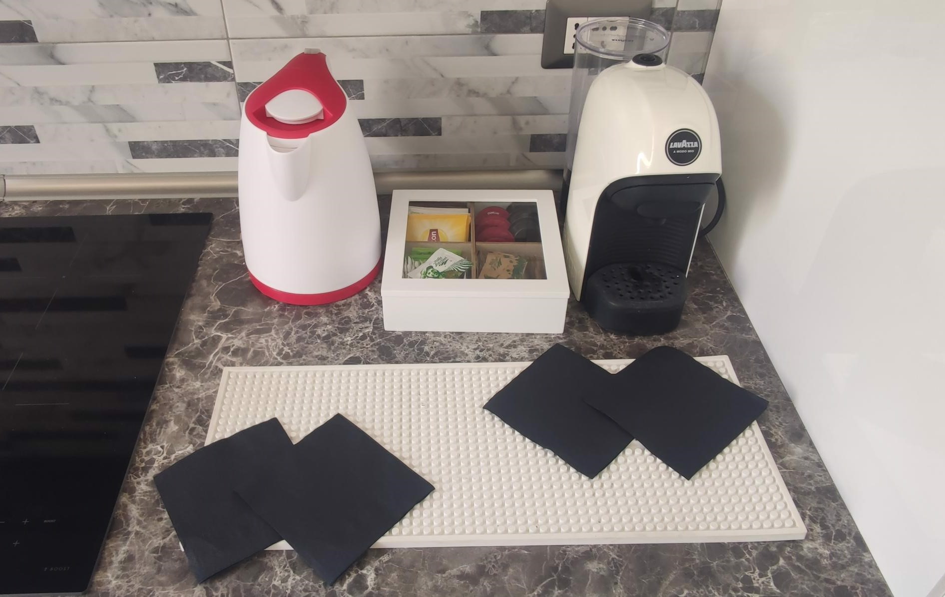 System.Collections.Generic.List`1[BluePillow.Application.SearchEngine.Dto.PhotoDto]?.ElementAt(3)?.Caption