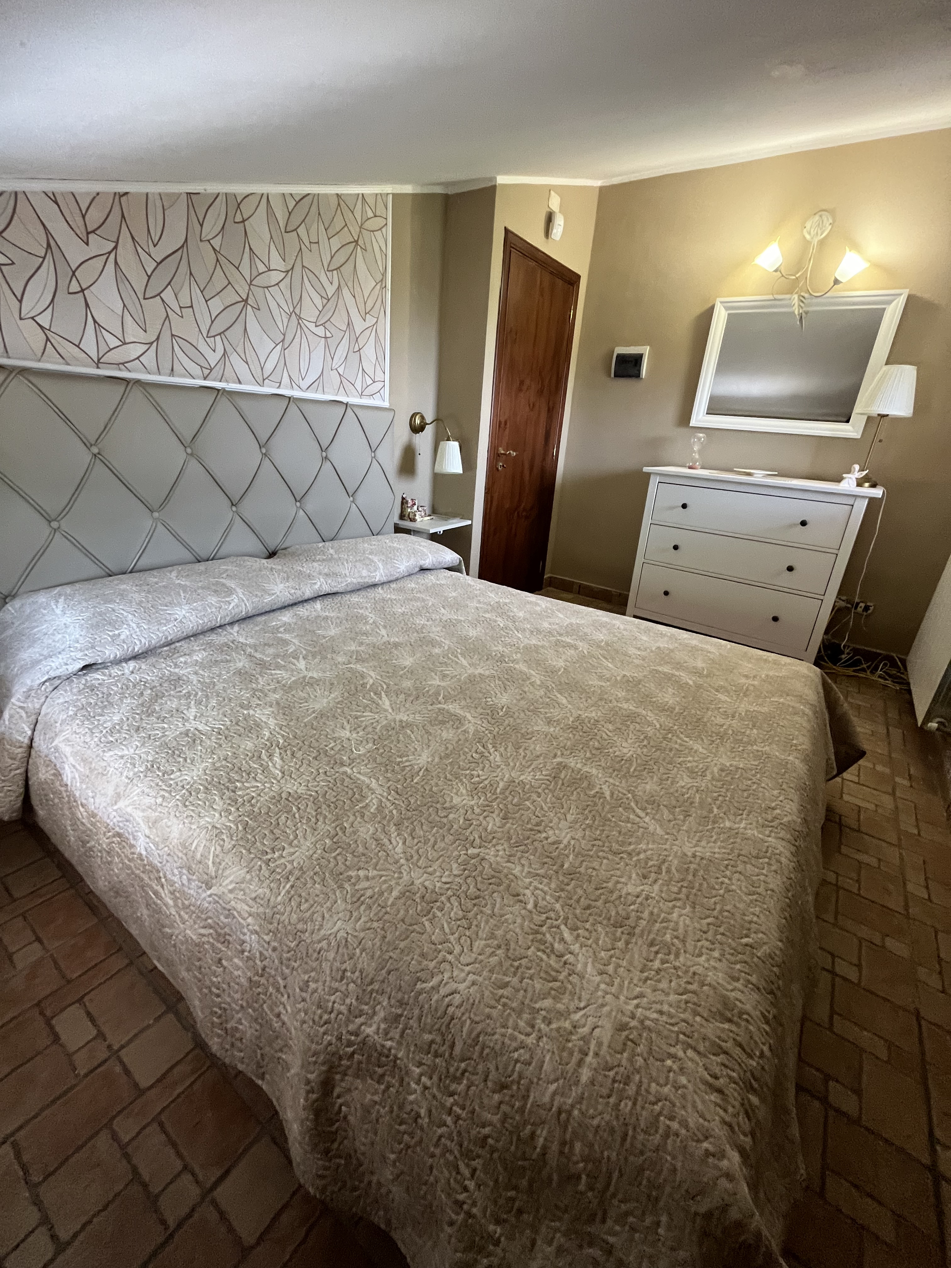 System.Collections.Generic.List`1[BluePillow.Application.SearchEngine.Dto.PhotoDto]?.ElementAt(1)?.Caption