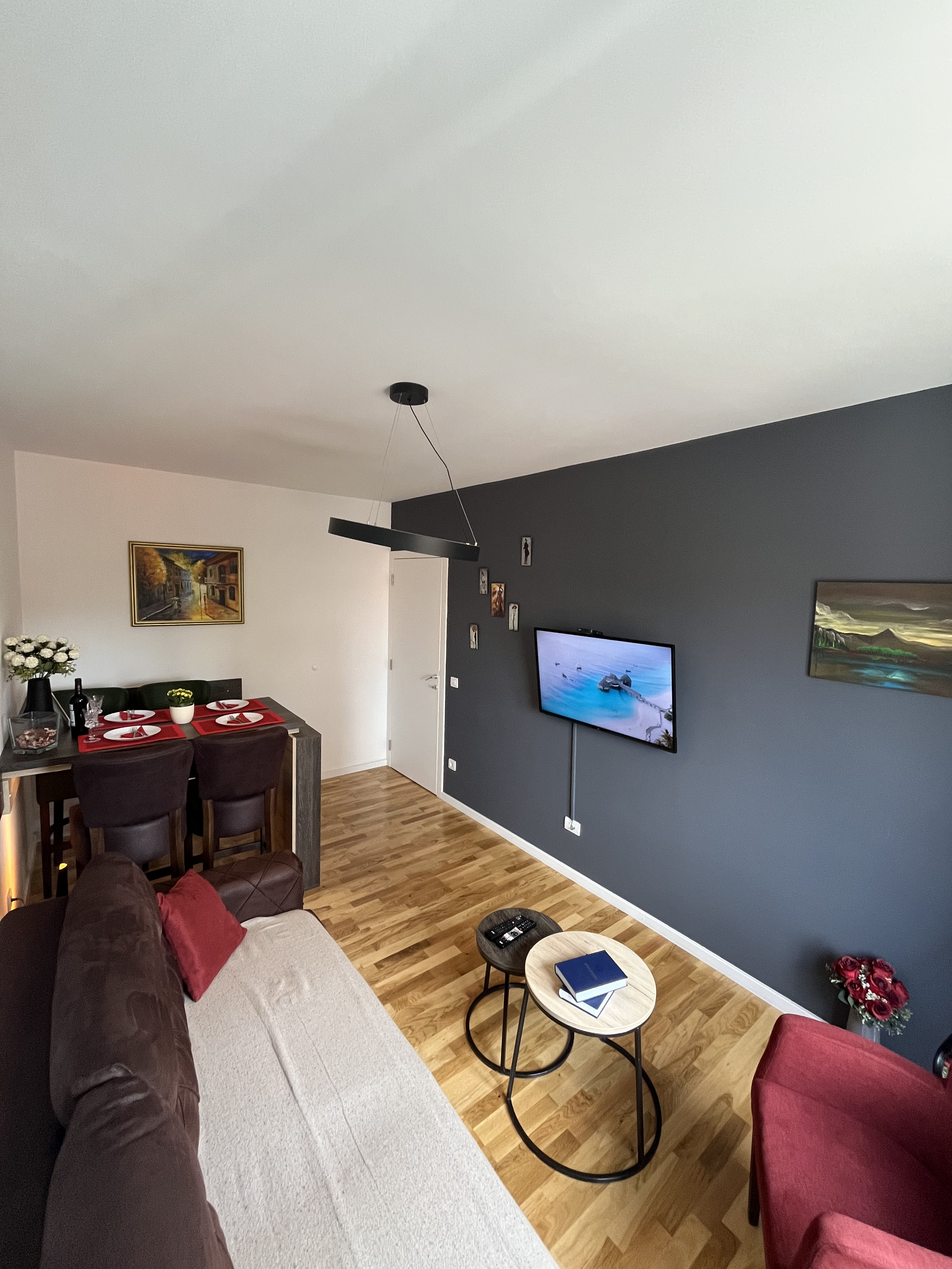 System.Collections.Generic.List`1[BluePillow.Application.SearchEngine.Dto.PhotoDto]?.ElementAt(2)?.Caption