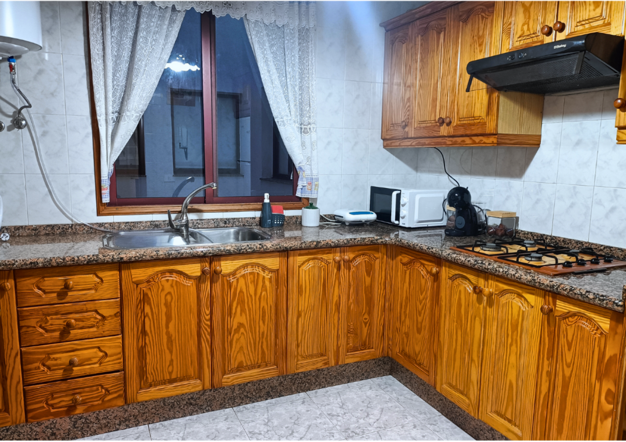 System.Collections.Generic.List`1[BluePillow.Application.SearchEngine.Dto.PhotoDto]?.ElementAt(3)?.Caption