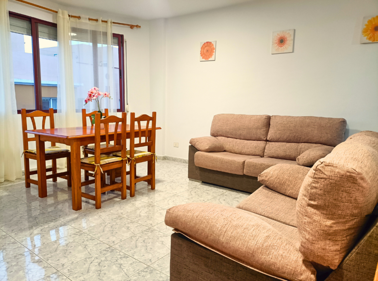 System.Collections.Generic.List`1[BluePillow.Application.SearchEngine.Dto.PhotoDto]?.ElementAt(1)?.Caption