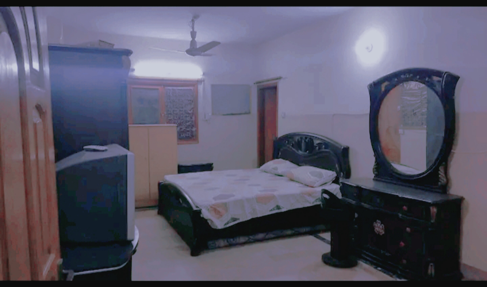 System.Collections.Generic.List`1[BluePillow.Application.SearchEngine.Dto.PhotoDto]?.ElementAt(2)?.Caption