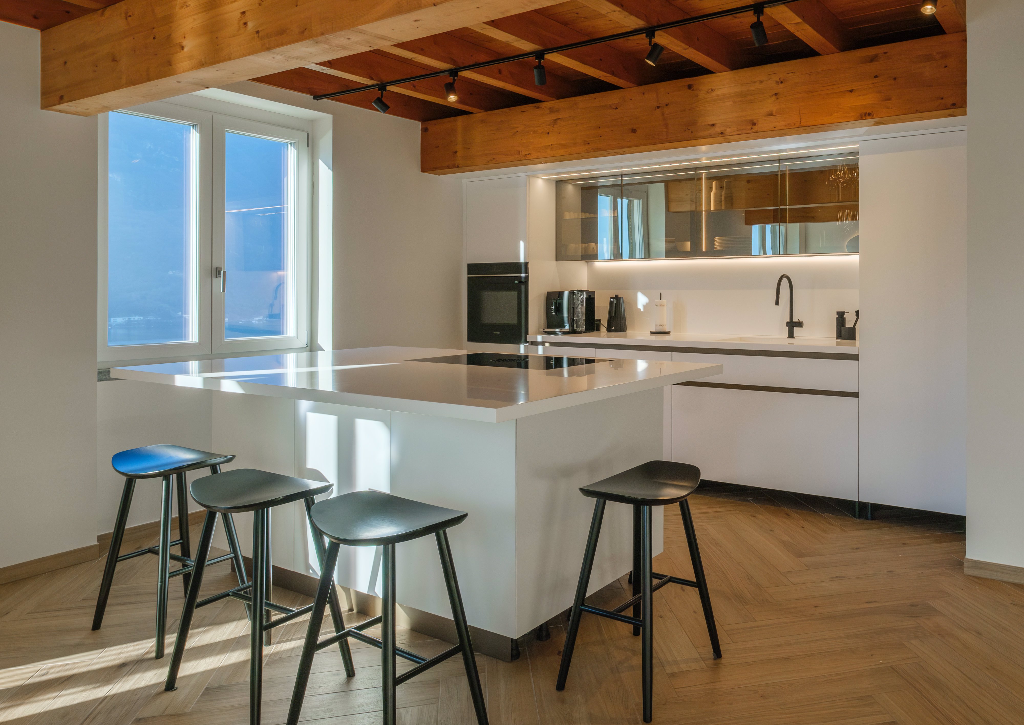 System.Collections.Generic.List`1[BluePillow.Application.SearchEngine.Dto.PhotoDto]?.ElementAt(1)?.Caption