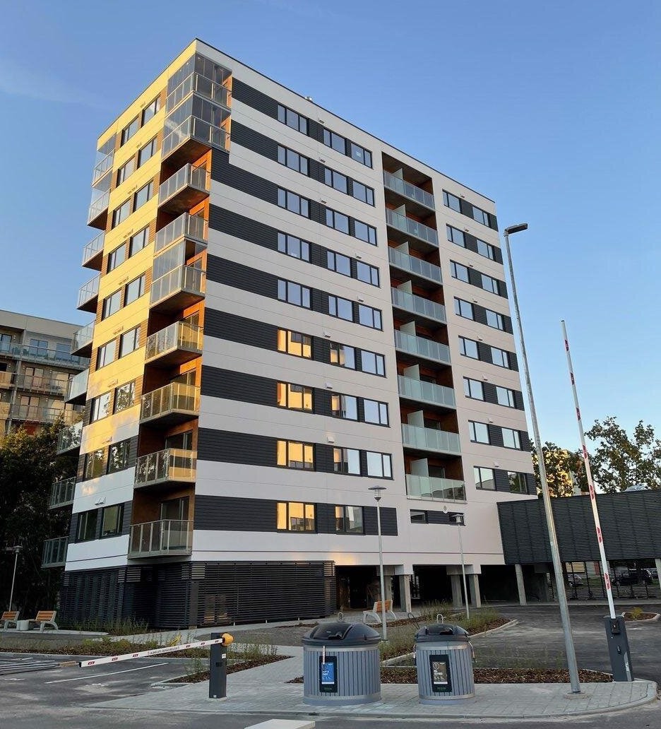 System.Collections.Generic.List`1[BluePillow.Application.SearchEngine.Dto.PhotoDto]?.ElementAt(0)?.Caption