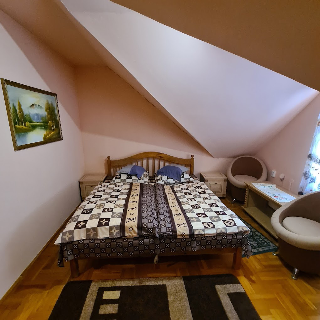 System.Collections.Generic.List`1[BluePillow.Application.SearchEngine.Dto.PhotoDto]?.ElementAt(2)?.Caption