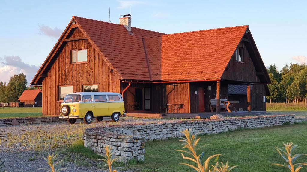 System.Collections.Generic.List`1[BluePillow.Application.SearchEngine.Dto.PhotoDto]?.ElementAt(0)?.Caption