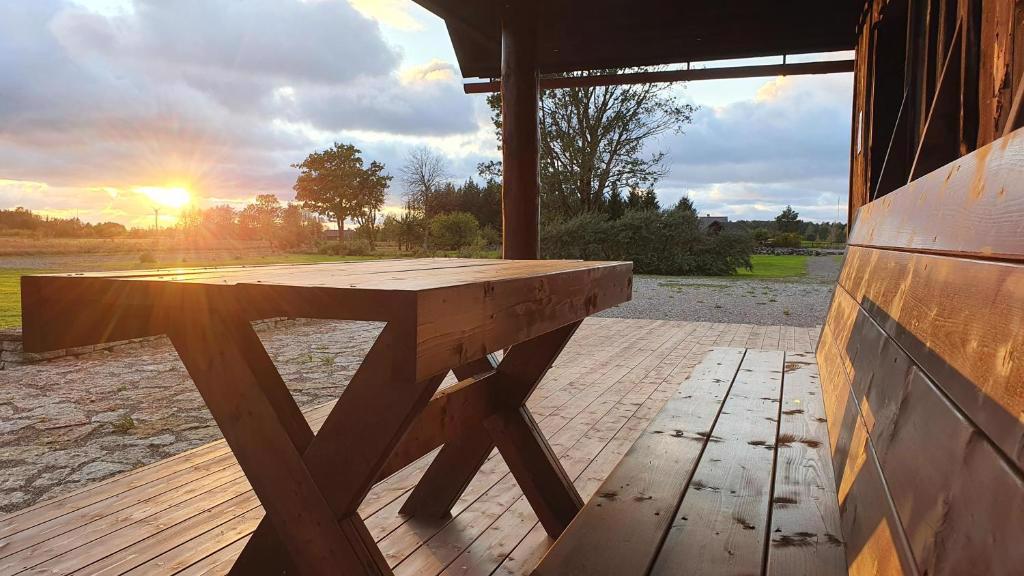 System.Collections.Generic.List`1[BluePillow.Application.SearchEngine.Dto.PhotoDto]?.ElementAt(1)?.Caption