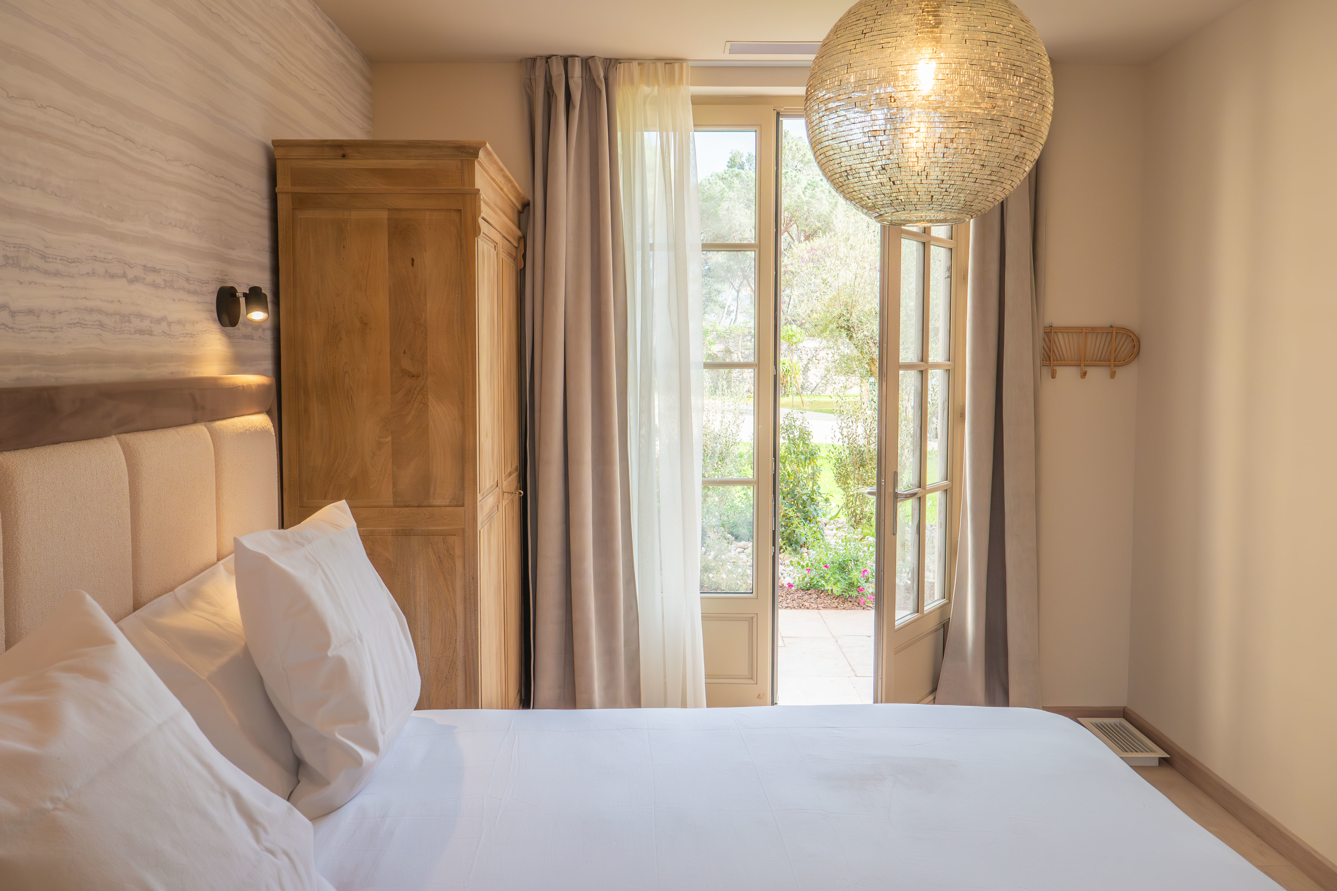 System.Collections.Generic.List`1[BluePillow.Application.SearchEngine.Dto.PhotoDto]?.ElementAt(3)?.Caption