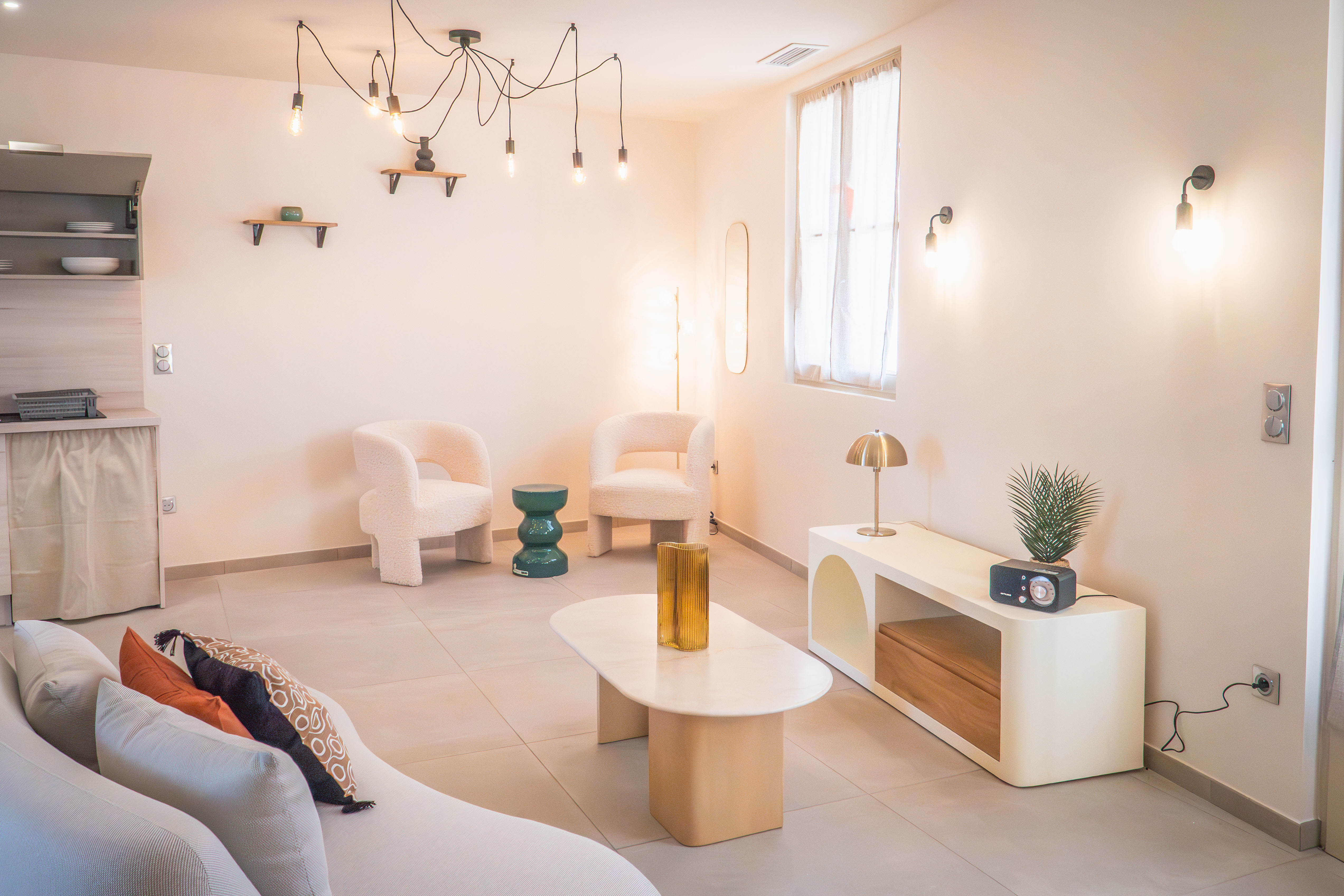 System.Collections.Generic.List`1[BluePillow.Application.SearchEngine.Dto.PhotoDto]?.ElementAt(2)?.Caption