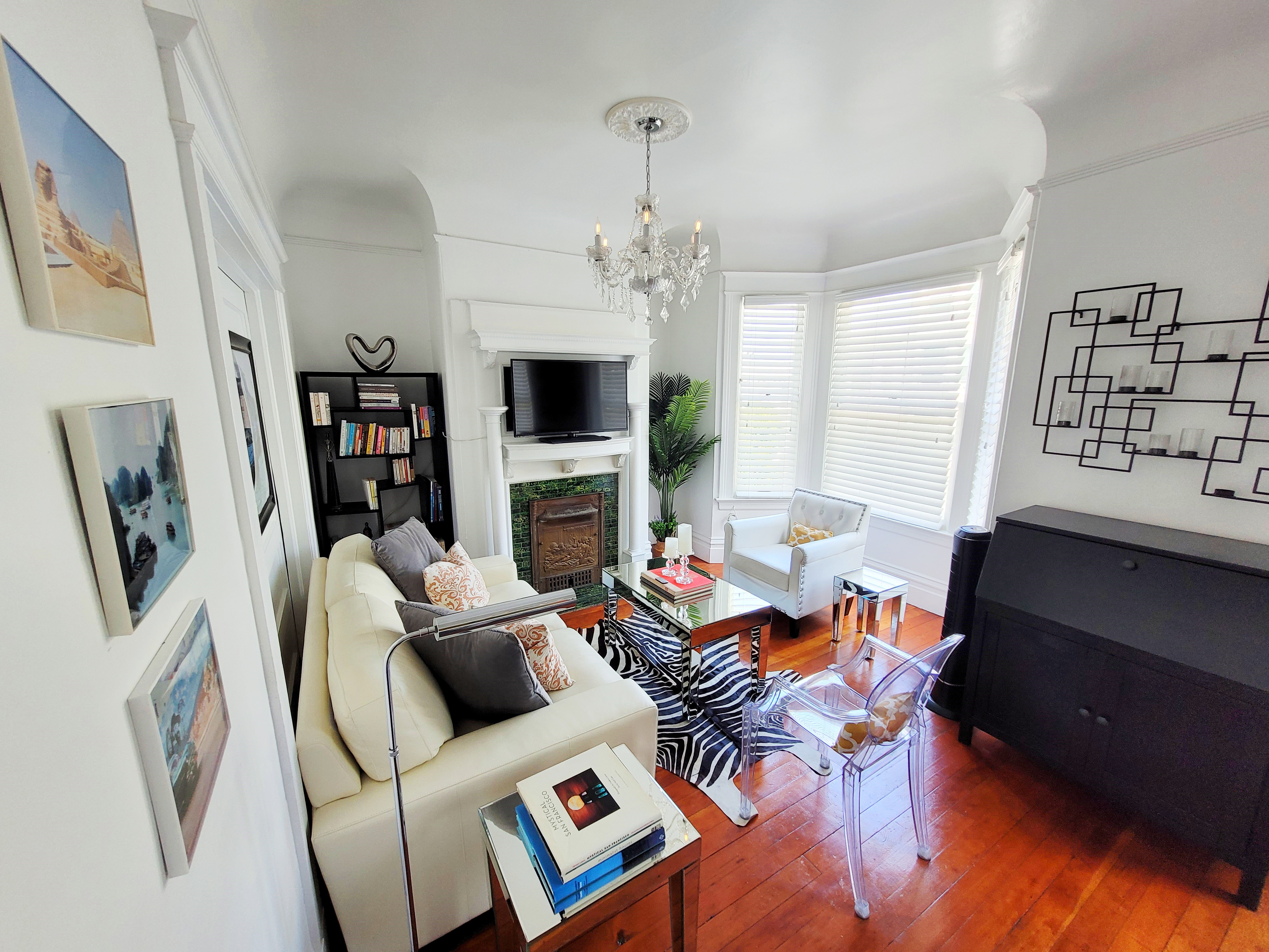 System.Collections.Generic.List`1[BluePillow.Application.SearchEngine.Dto.PhotoDto]?.ElementAt(0)?.Caption