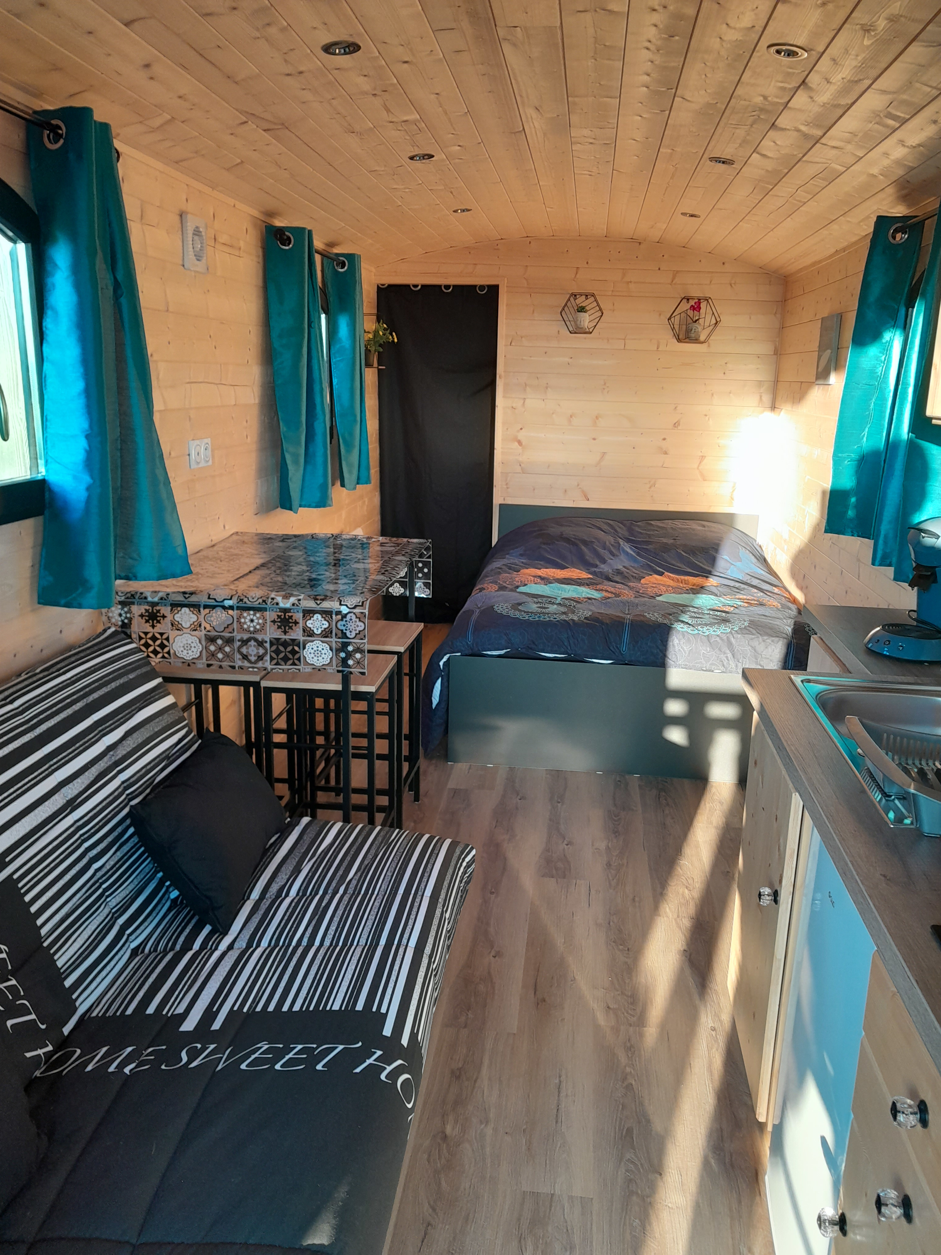 System.Collections.Generic.List`1[BluePillow.Application.SearchEngine.Dto.PhotoDto]?.ElementAt(2)?.Caption