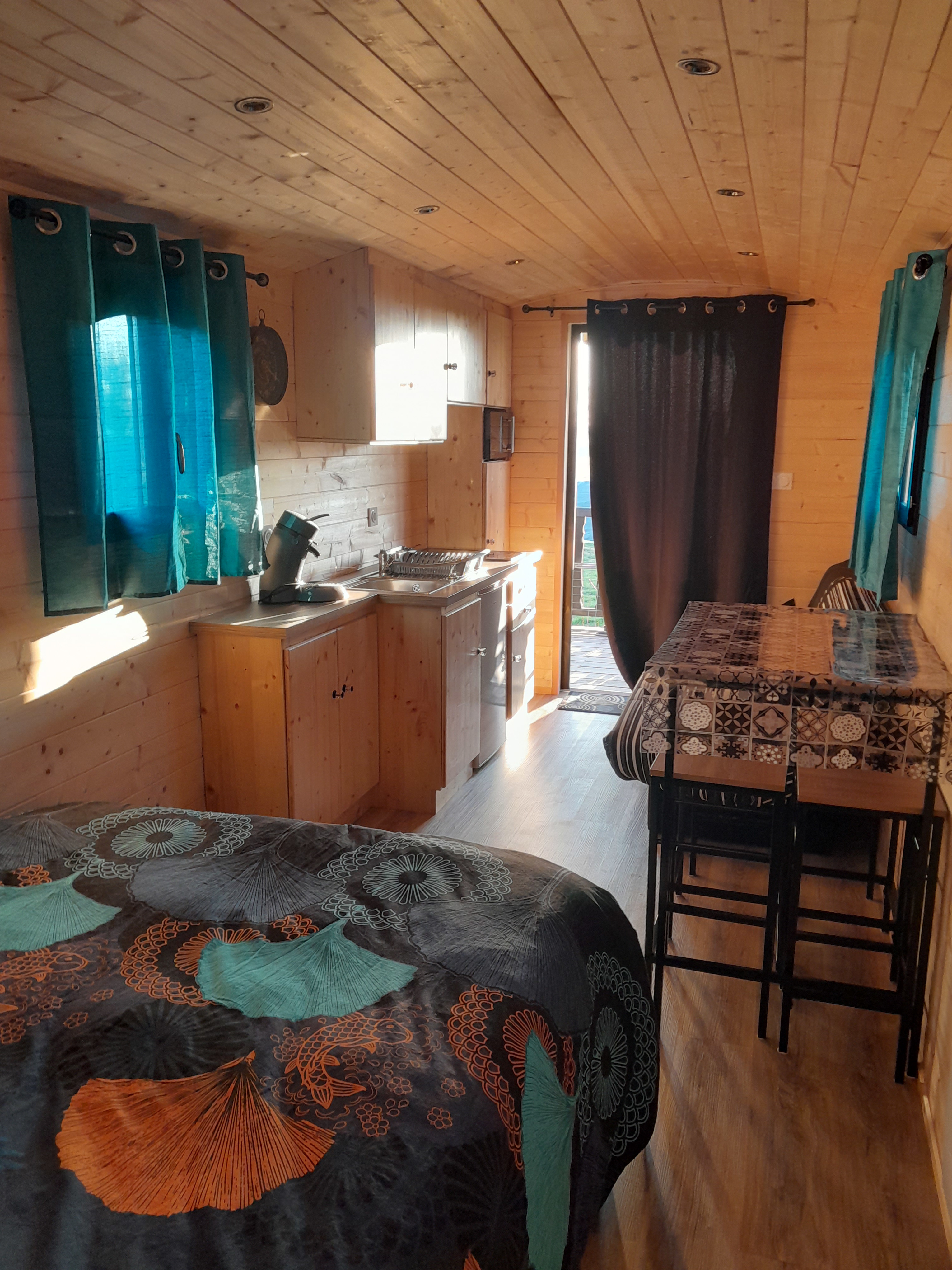 System.Collections.Generic.List`1[BluePillow.Application.SearchEngine.Dto.PhotoDto]?.ElementAt(3)?.Caption