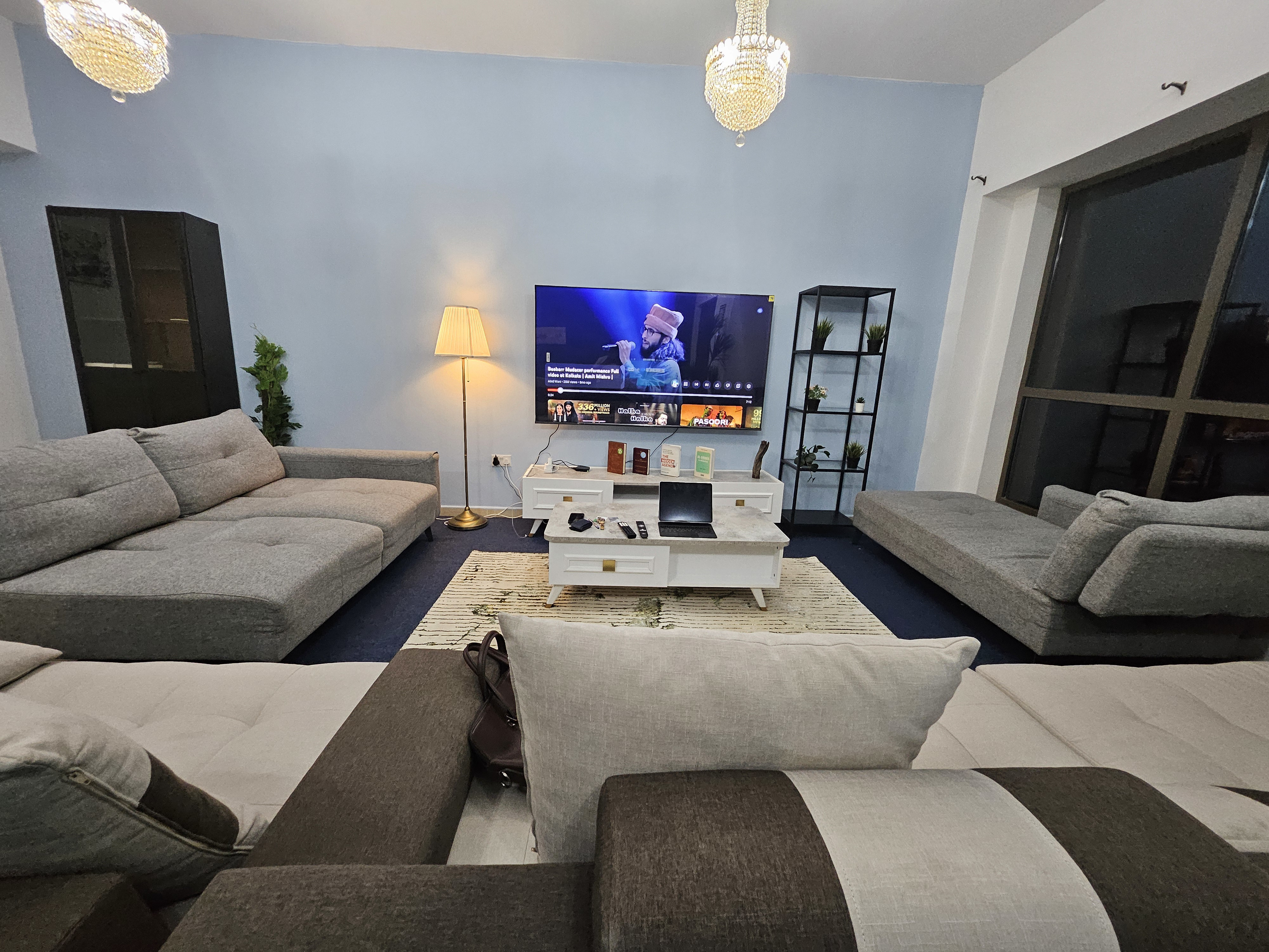 System.Collections.Generic.List`1[BluePillow.Application.SearchEngine.Dto.PhotoDto]?.ElementAt(0)?.Caption