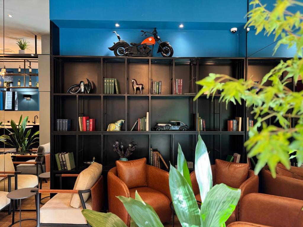 System.Collections.Generic.List`1[BluePillow.Application.SearchEngine.Dto.PhotoDto]?.ElementAt(0)?.Caption