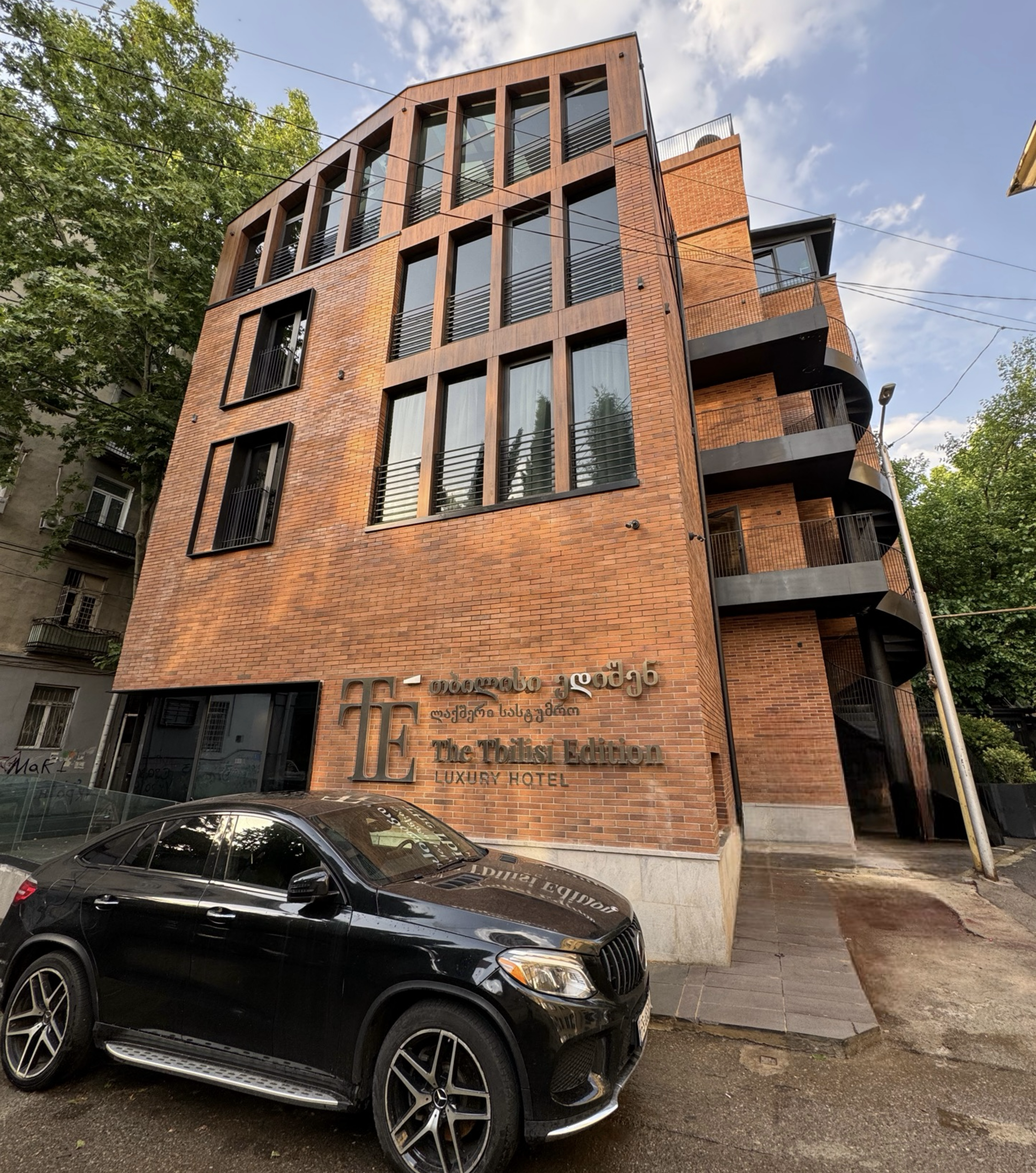 System.Collections.Generic.List`1[BluePillow.Application.SearchEngine.Dto.PhotoDto]?.ElementAt(1)?.Caption