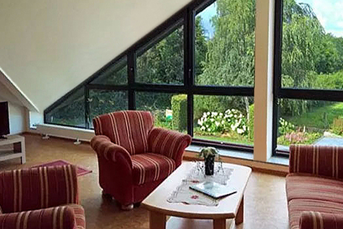 System.Collections.Generic.List`1[BluePillow.Application.SearchEngine.Dto.PhotoDto]?.ElementAt(1)?.Caption