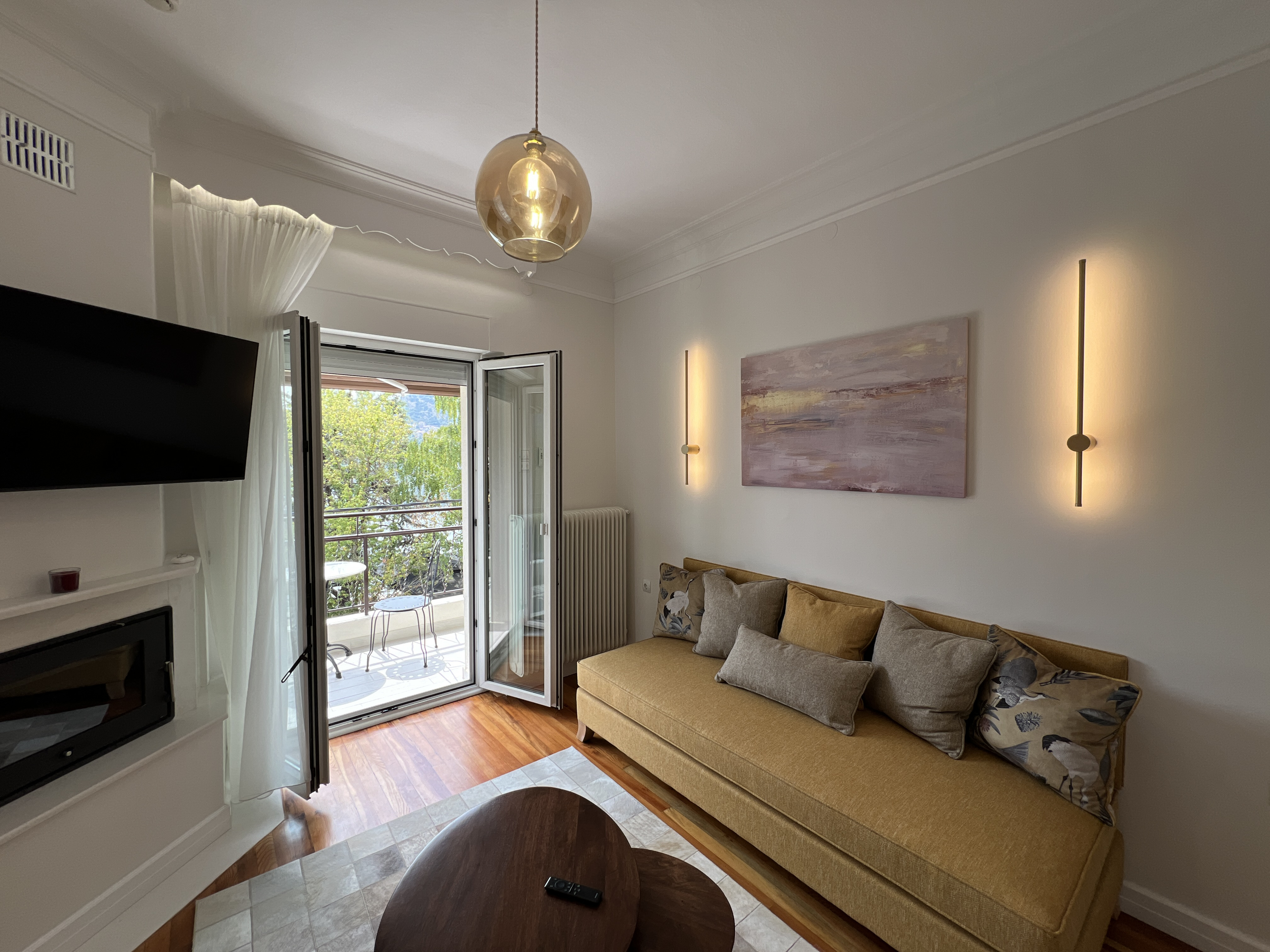 System.Collections.Generic.List`1[BluePillow.Application.SearchEngine.Dto.PhotoDto]?.ElementAt(1)?.Caption