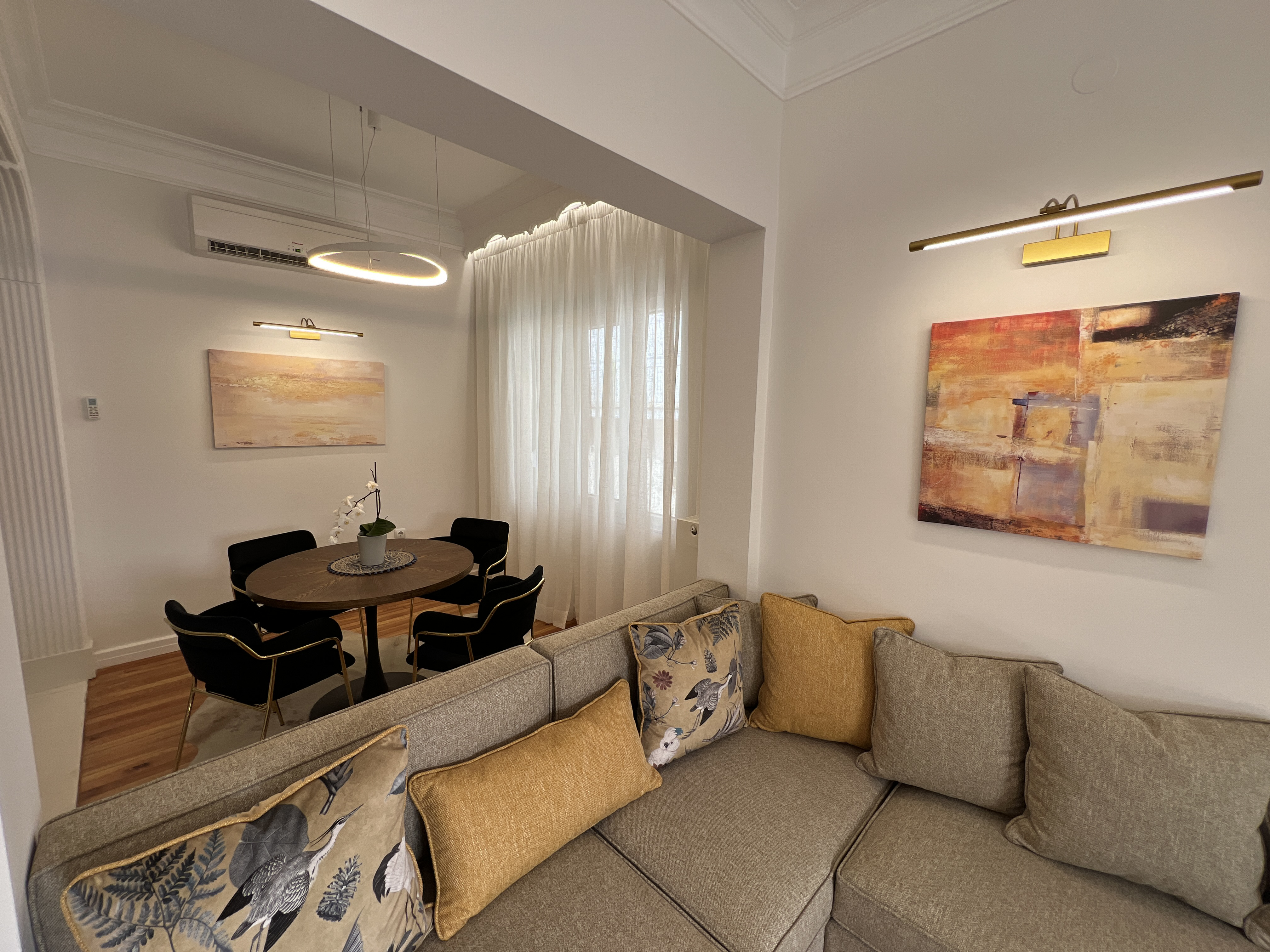 System.Collections.Generic.List`1[BluePillow.Application.SearchEngine.Dto.PhotoDto]?.ElementAt(2)?.Caption