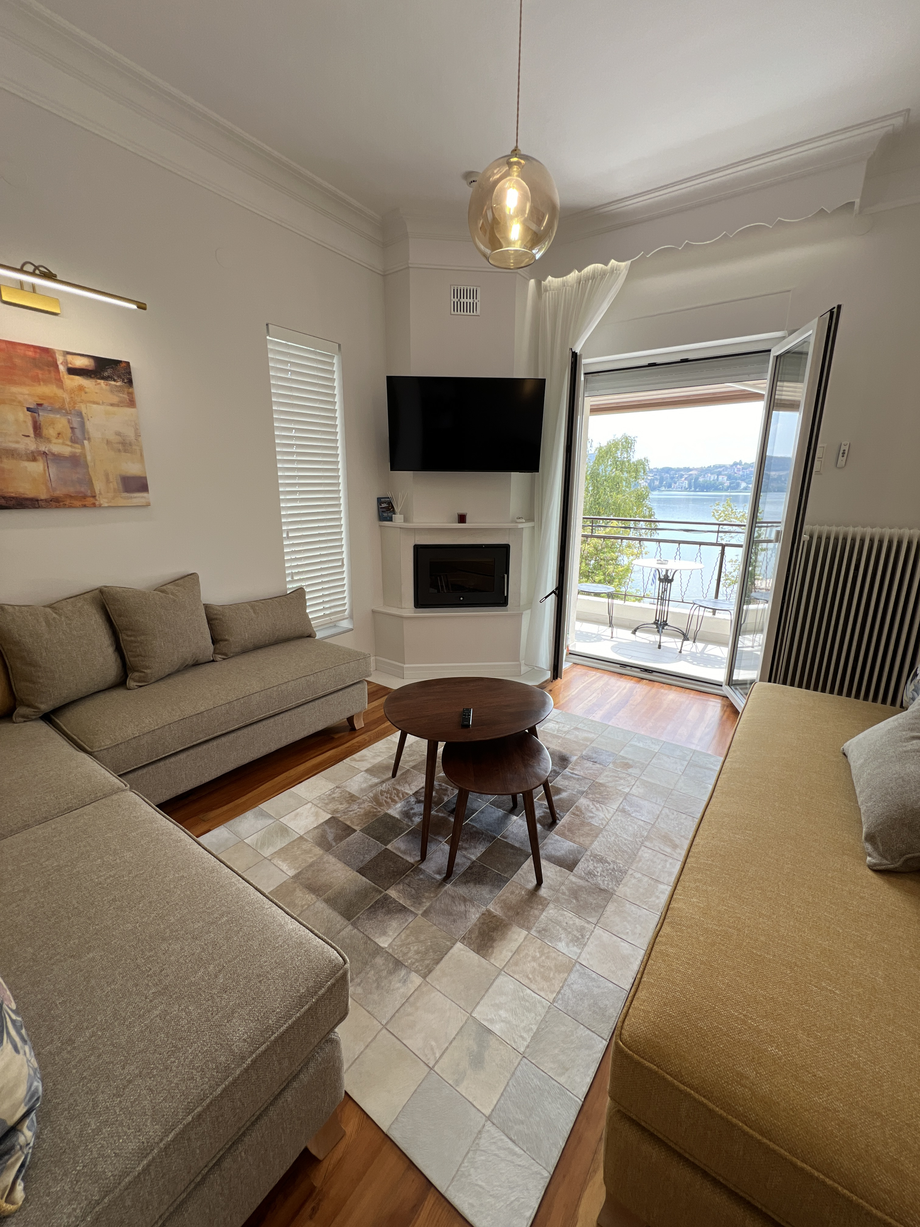 System.Collections.Generic.List`1[BluePillow.Application.SearchEngine.Dto.PhotoDto]?.ElementAt(0)?.Caption