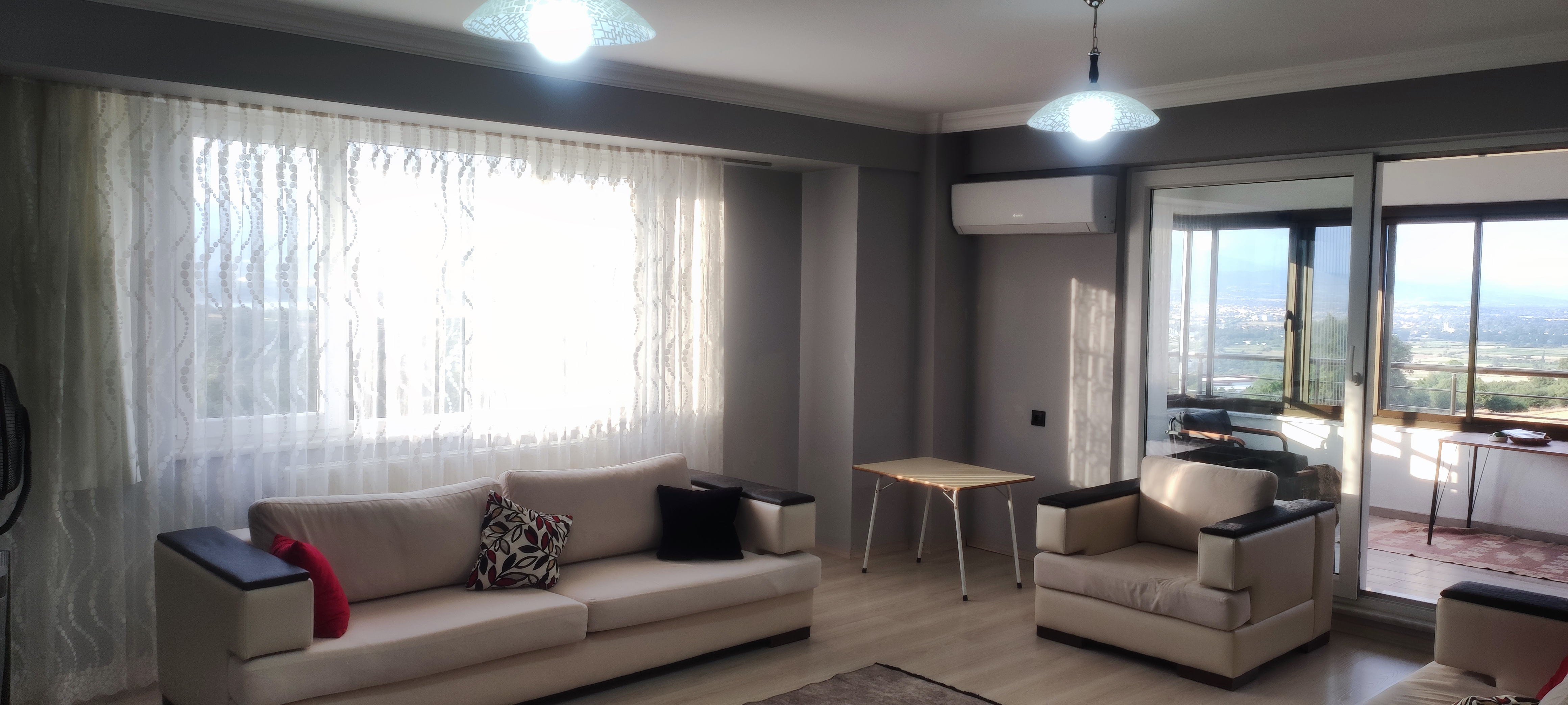 System.Collections.Generic.List`1[BluePillow.Application.SearchEngine.Dto.PhotoDto]?.ElementAt(2)?.Caption