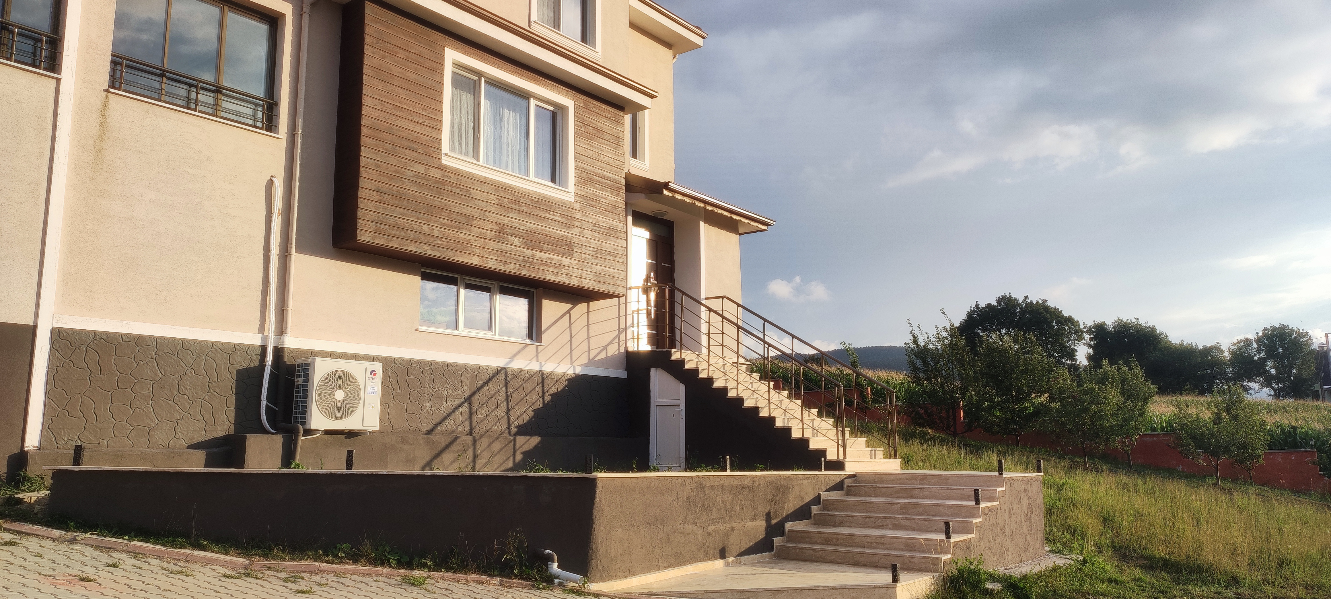 System.Collections.Generic.List`1[BluePillow.Application.SearchEngine.Dto.PhotoDto]?.ElementAt(1)?.Caption