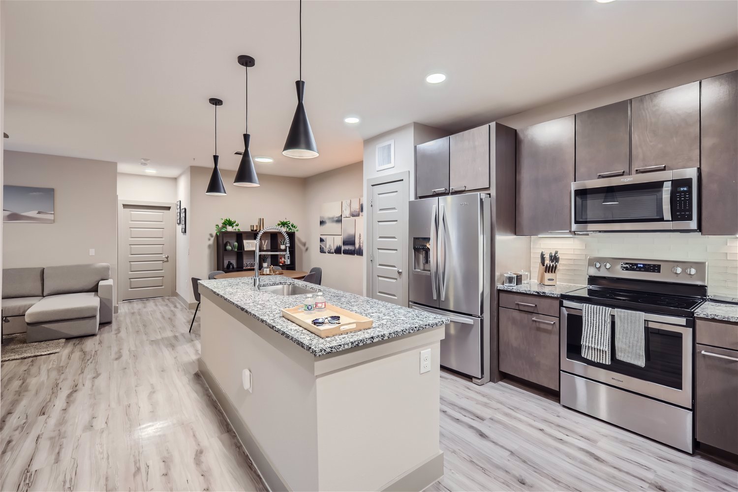 System.Collections.Generic.List`1[BluePillow.Application.SearchEngine.Dto.PhotoDto]?.ElementAt(1)?.Caption