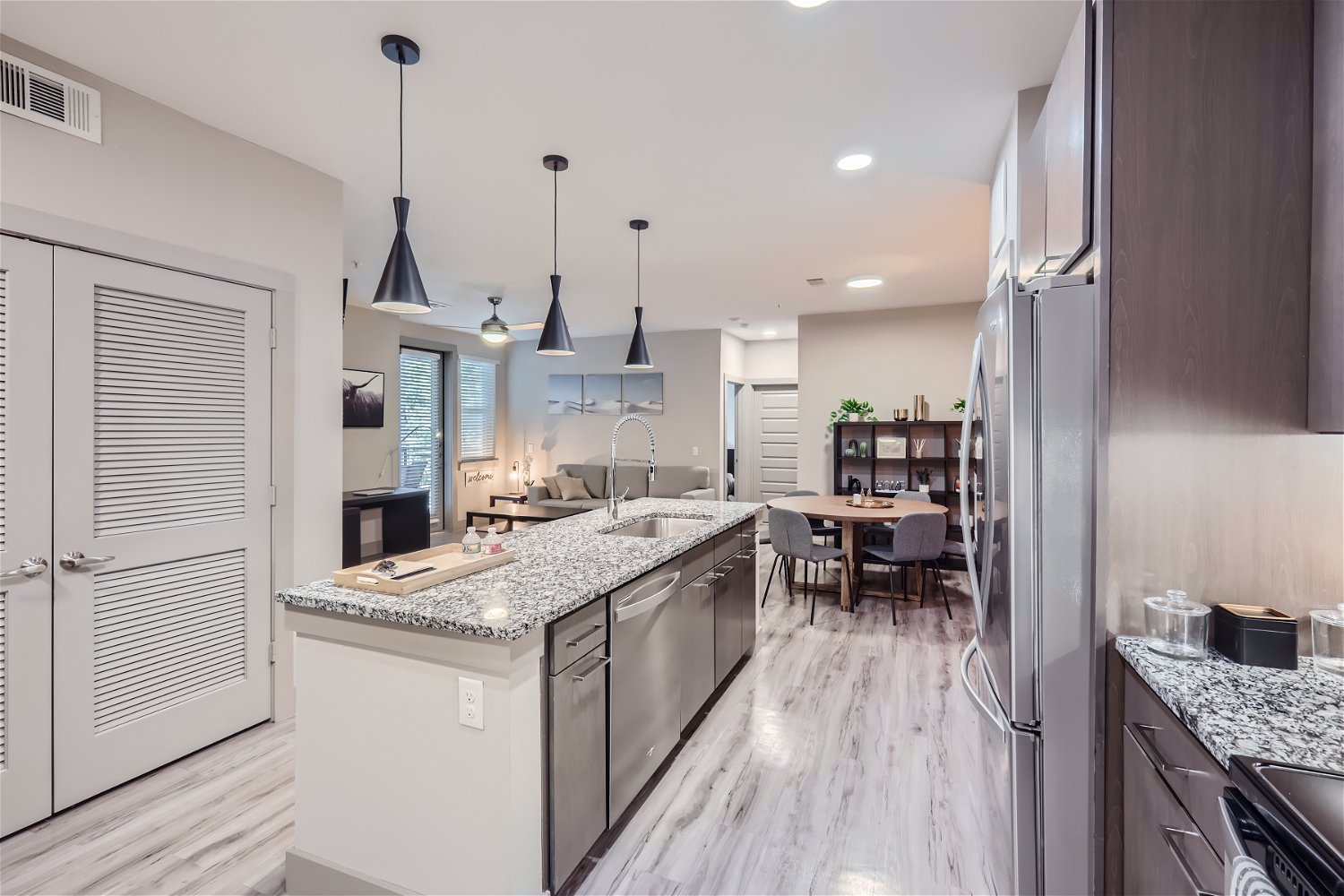 System.Collections.Generic.List`1[BluePillow.Application.SearchEngine.Dto.PhotoDto]?.ElementAt(3)?.Caption