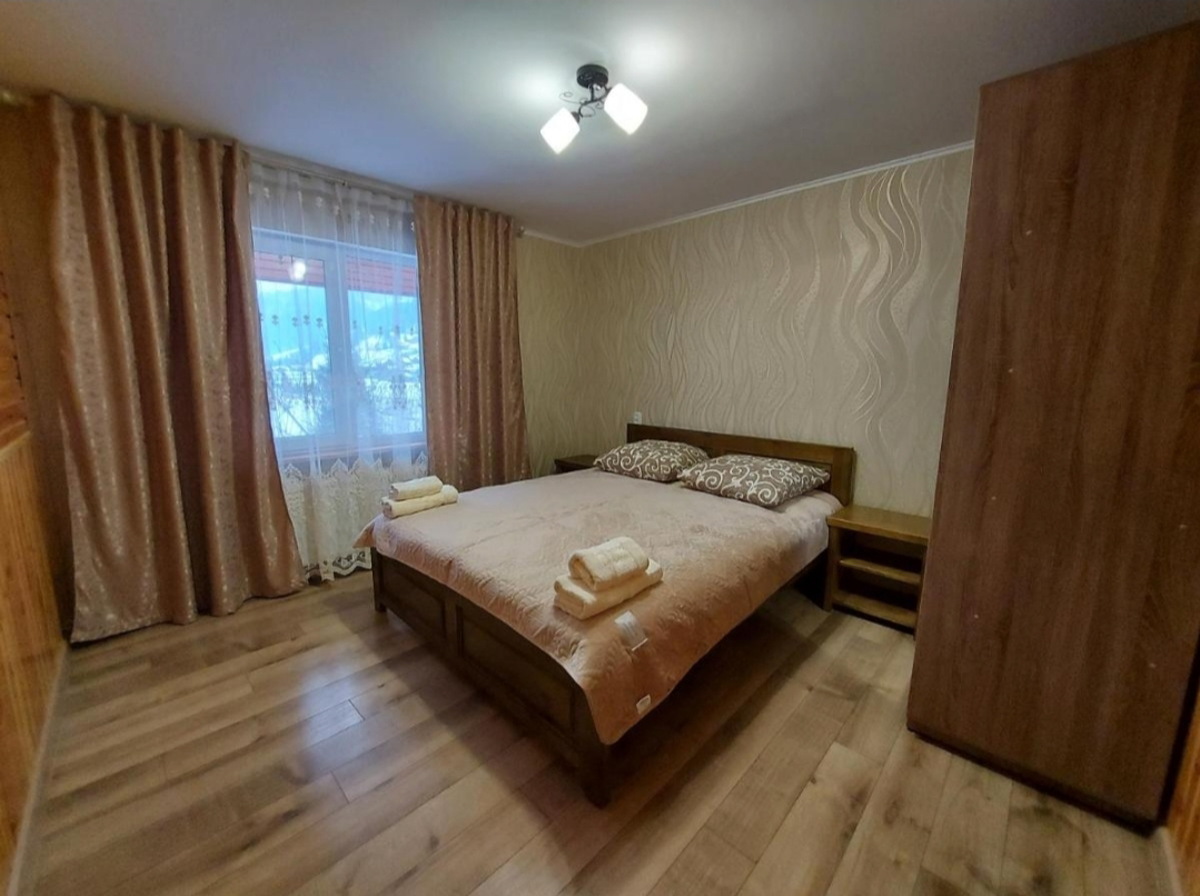 System.Collections.Generic.List`1[BluePillow.Application.SearchEngine.Dto.PhotoDto]?.ElementAt(1)?.Caption