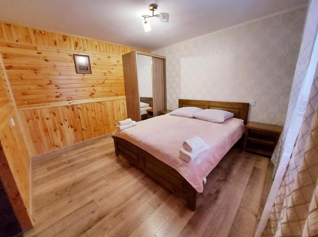 System.Collections.Generic.List`1[BluePillow.Application.SearchEngine.Dto.PhotoDto]?.ElementAt(3)?.Caption