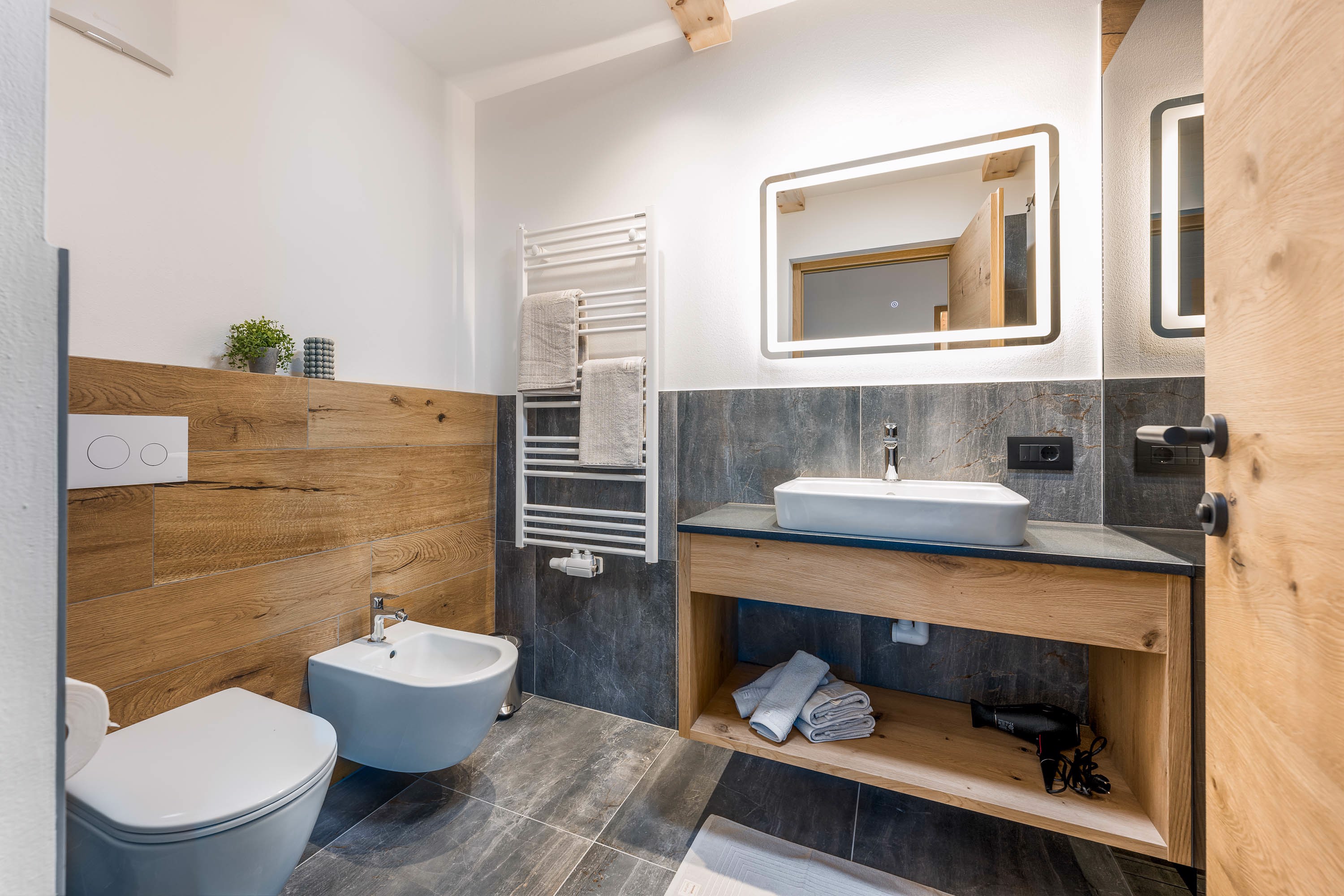 System.Collections.Generic.List`1[BluePillow.Application.SearchEngine.Dto.PhotoDto]?.ElementAt(2)?.Caption