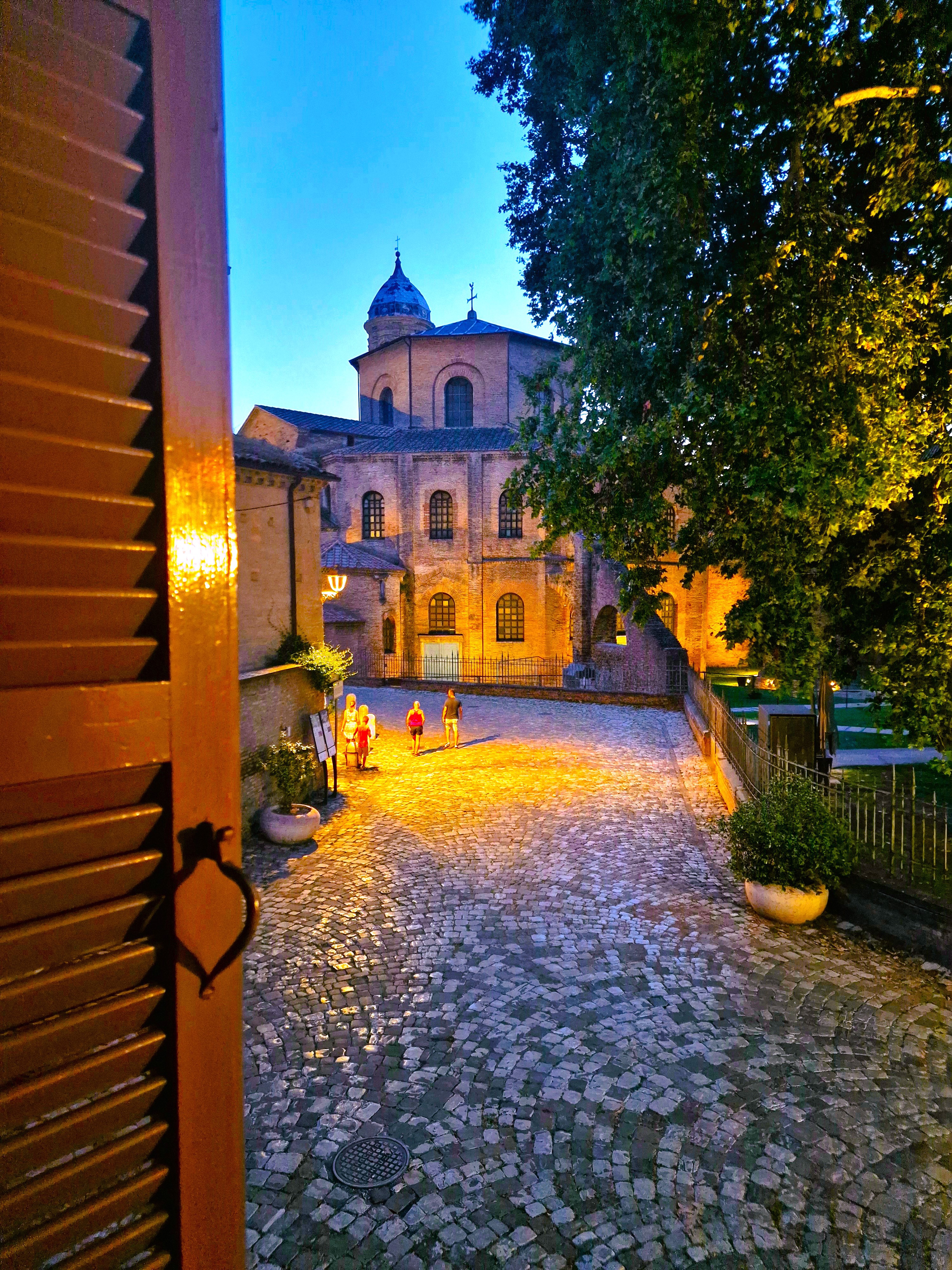 System.Collections.Generic.List`1[BluePillow.Application.SearchEngine.Dto.PhotoDto]?.ElementAt(0)?.Caption