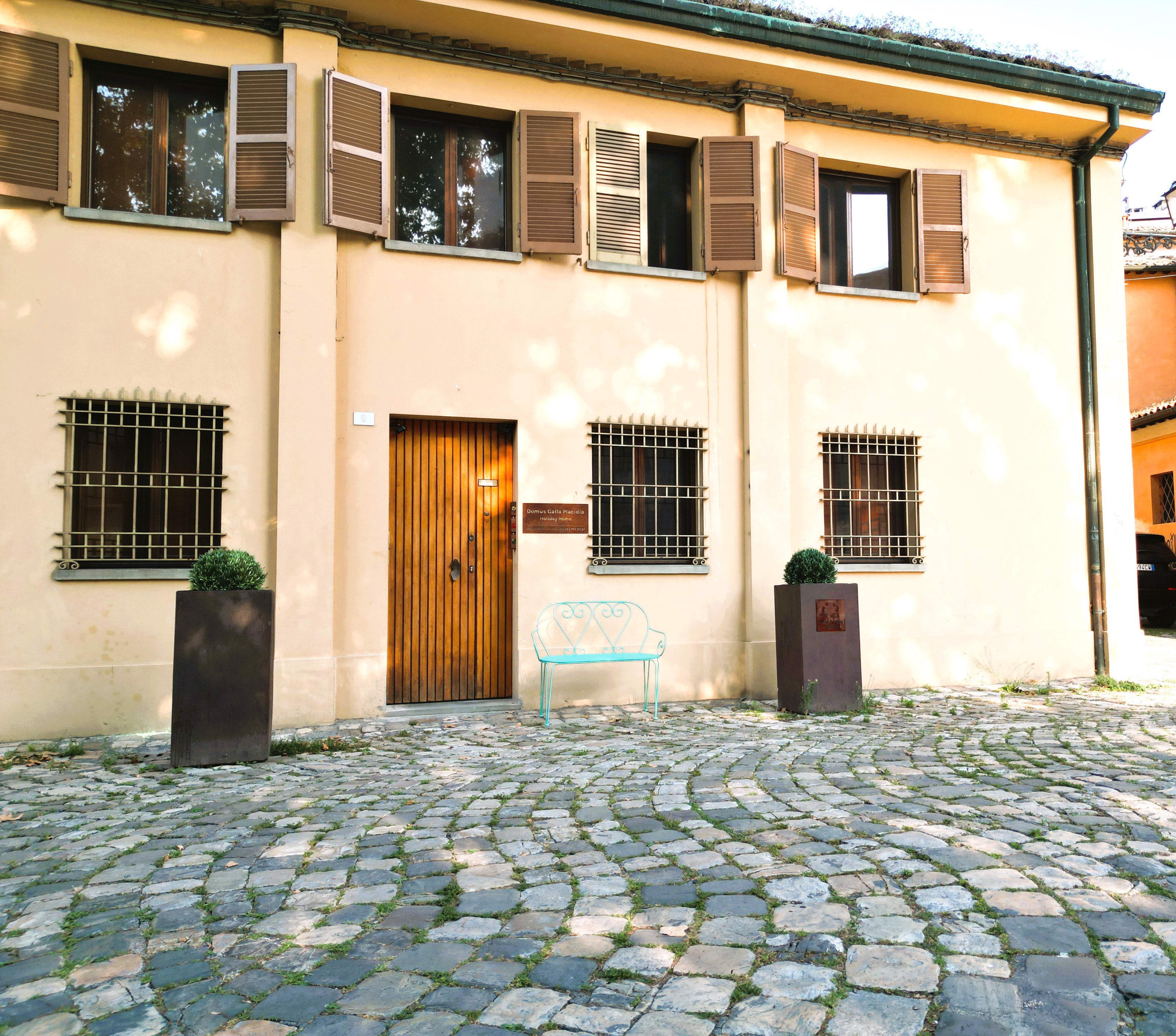 System.Collections.Generic.List`1[BluePillow.Application.SearchEngine.Dto.PhotoDto]?.ElementAt(3)?.Caption