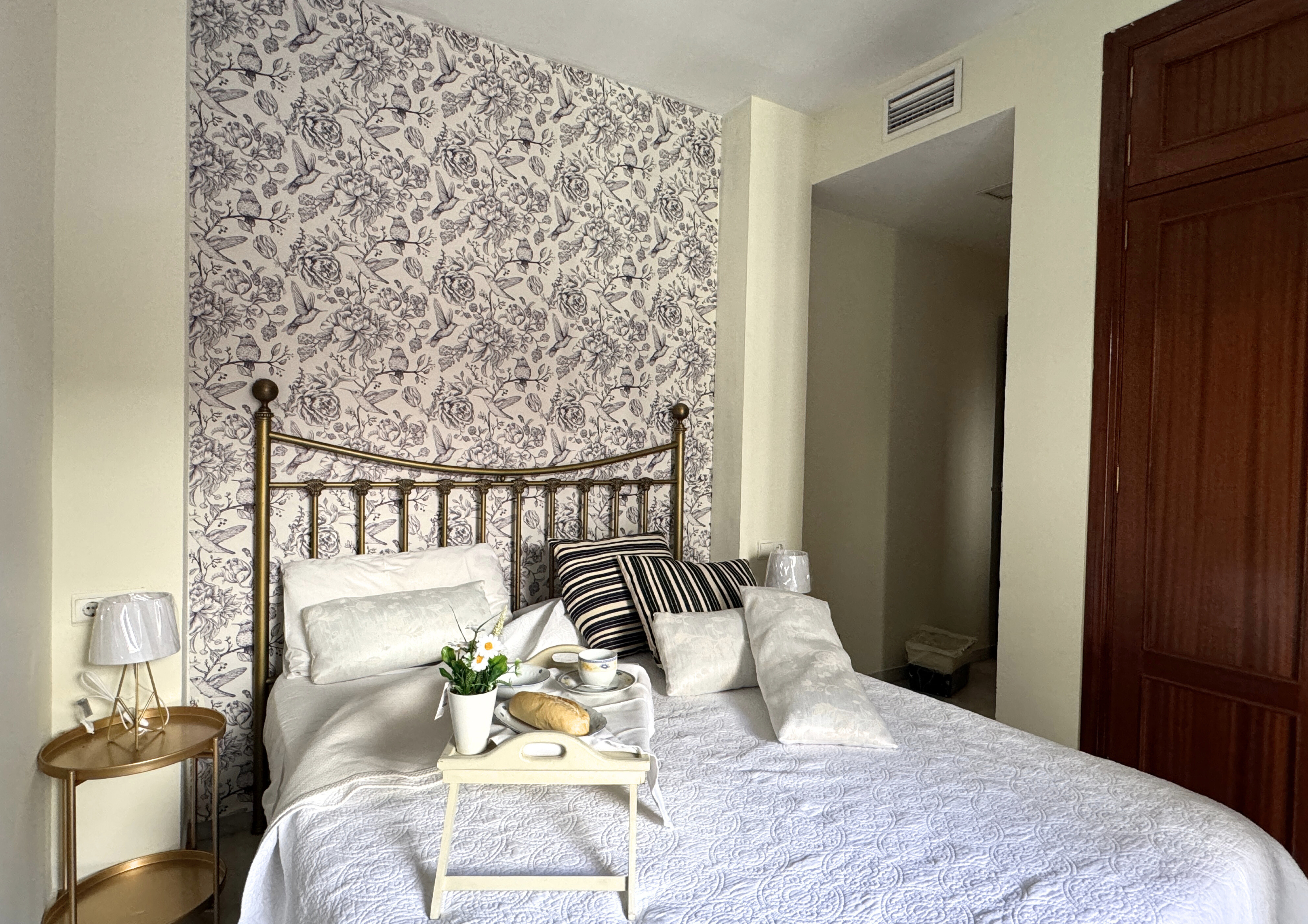 System.Collections.Generic.List`1[BluePillow.Application.SearchEngine.Dto.PhotoDto]?.ElementAt(1)?.Caption