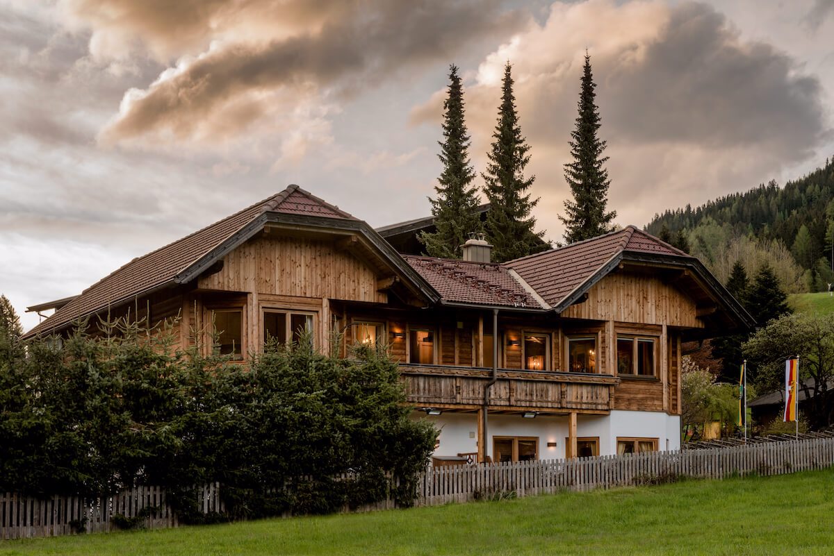 System.Collections.Generic.List`1[BluePillow.Application.SearchEngine.Dto.PhotoDto]?.ElementAt(1)?.Caption