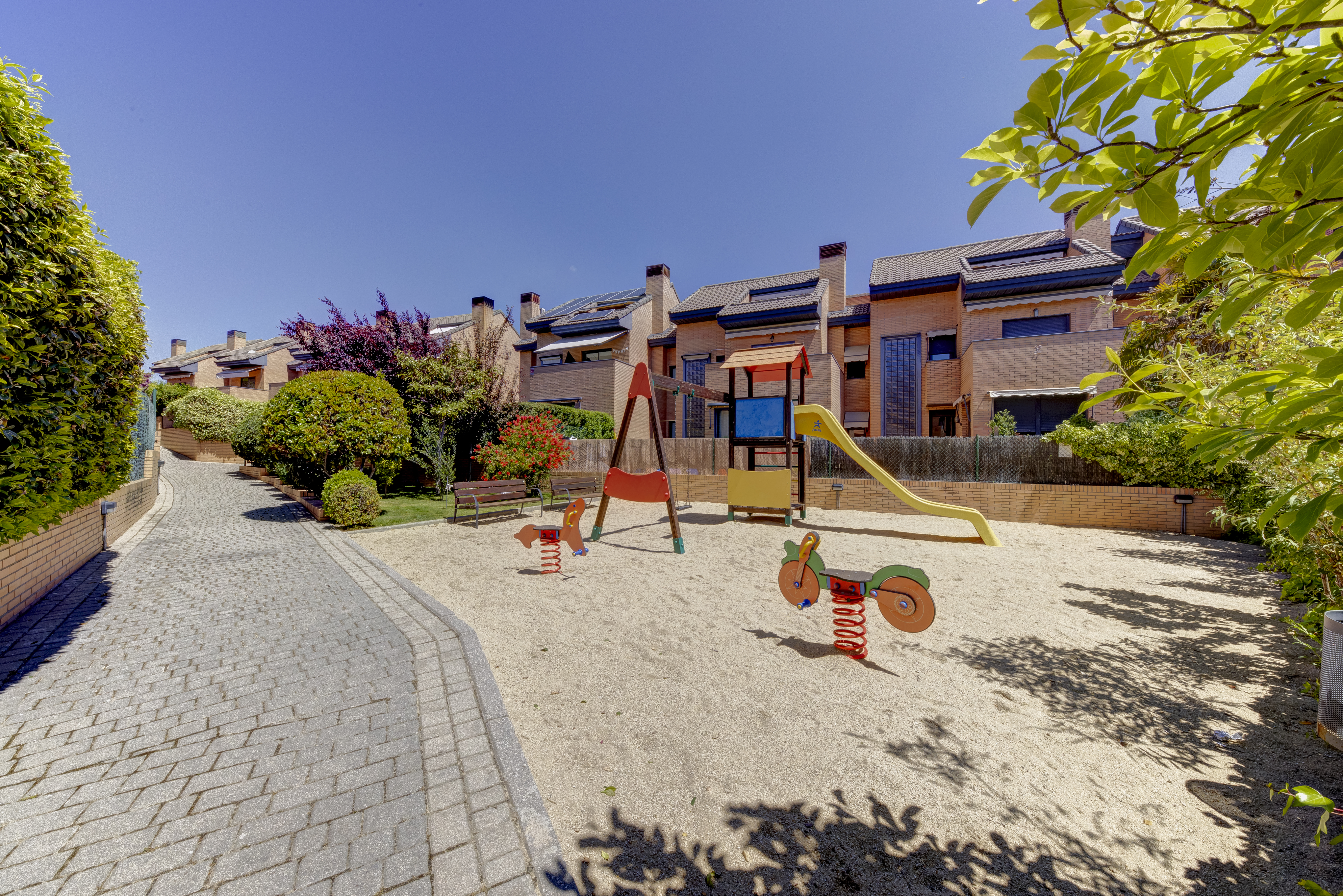 System.Collections.Generic.List`1[BluePillow.Application.SearchEngine.Dto.PhotoDto]?.ElementAt(3)?.Caption