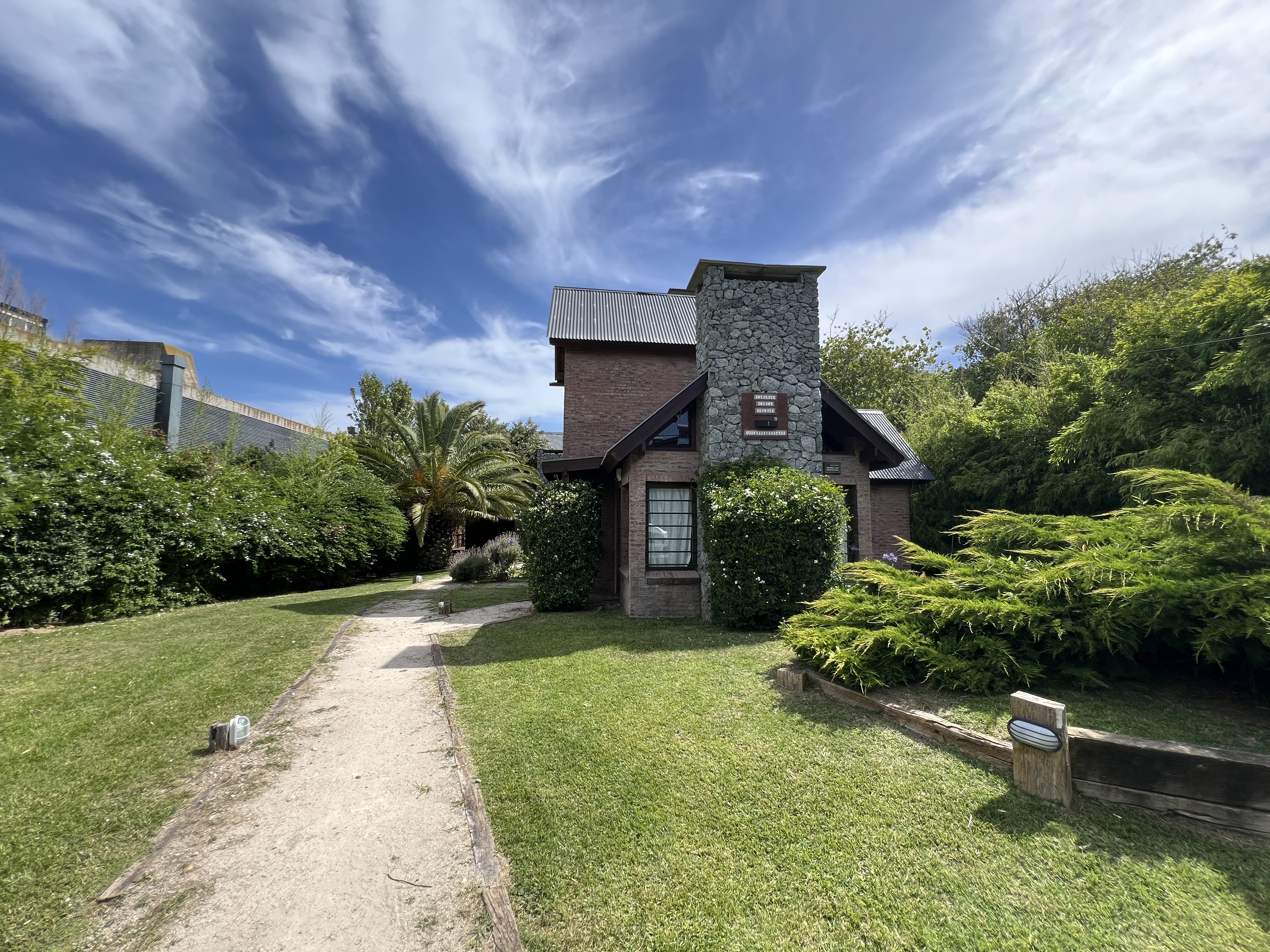 System.Collections.Generic.List`1[BluePillow.Application.SearchEngine.Dto.PhotoDto]?.ElementAt(0)?.Caption