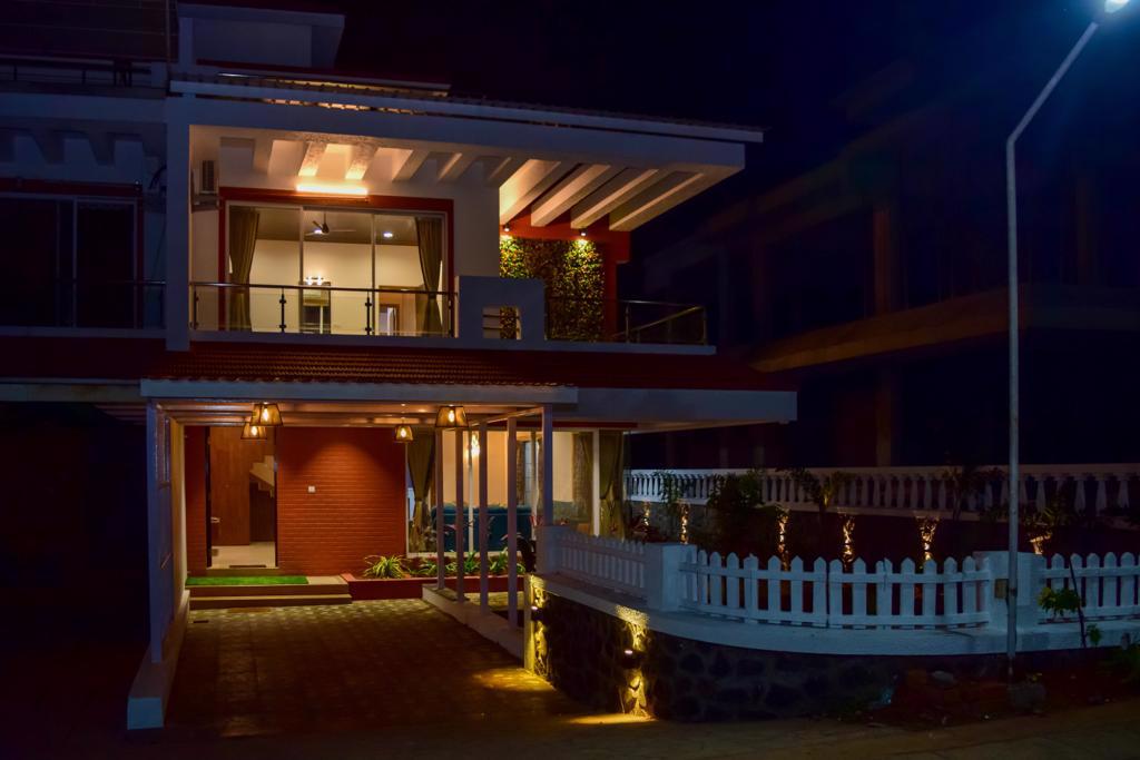 System.Collections.Generic.List`1[BluePillow.Application.SearchEngine.Dto.PhotoDto]?.ElementAt(2)?.Caption