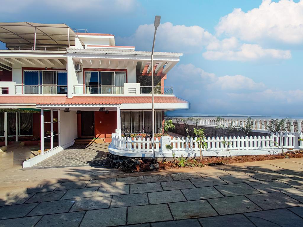 System.Collections.Generic.List`1[BluePillow.Application.SearchEngine.Dto.PhotoDto]?.ElementAt(0)?.Caption