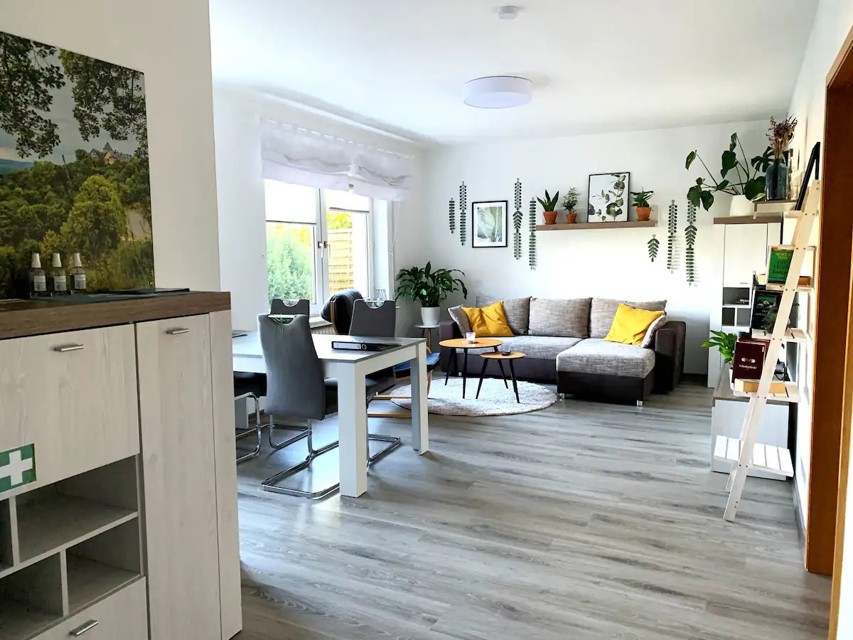 System.Collections.Generic.List`1[BluePillow.Application.SearchEngine.Dto.PhotoDto]?.ElementAt(0)?.Caption