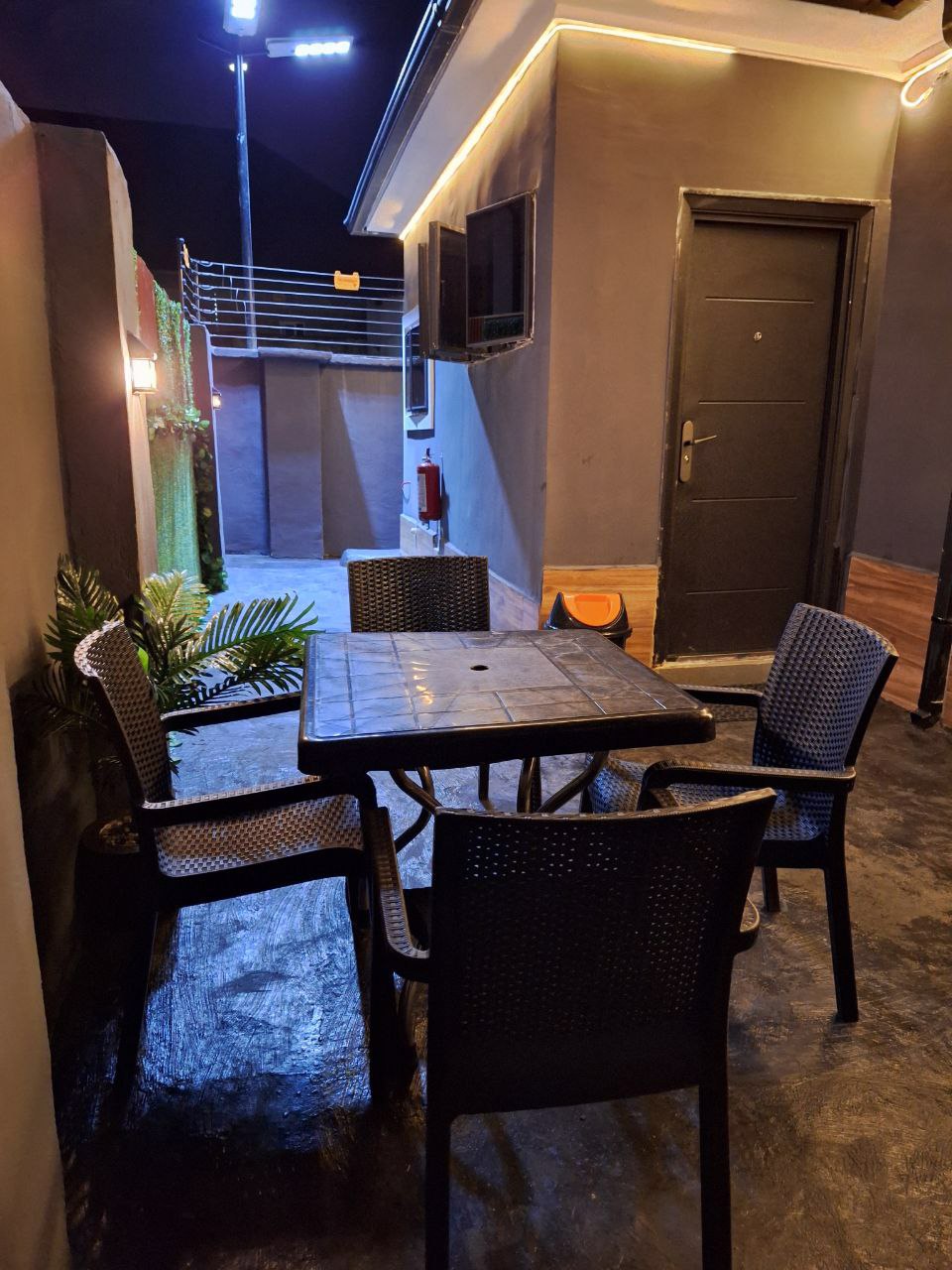 System.Collections.Generic.List`1[BluePillow.Application.SearchEngine.Dto.PhotoDto]?.ElementAt(2)?.Caption