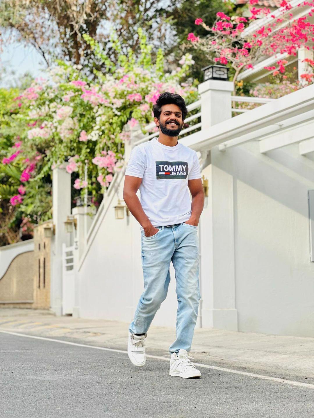 System.Collections.Generic.List`1[BluePillow.Application.SearchEngine.Dto.PhotoDto]?.ElementAt(1)?.Caption